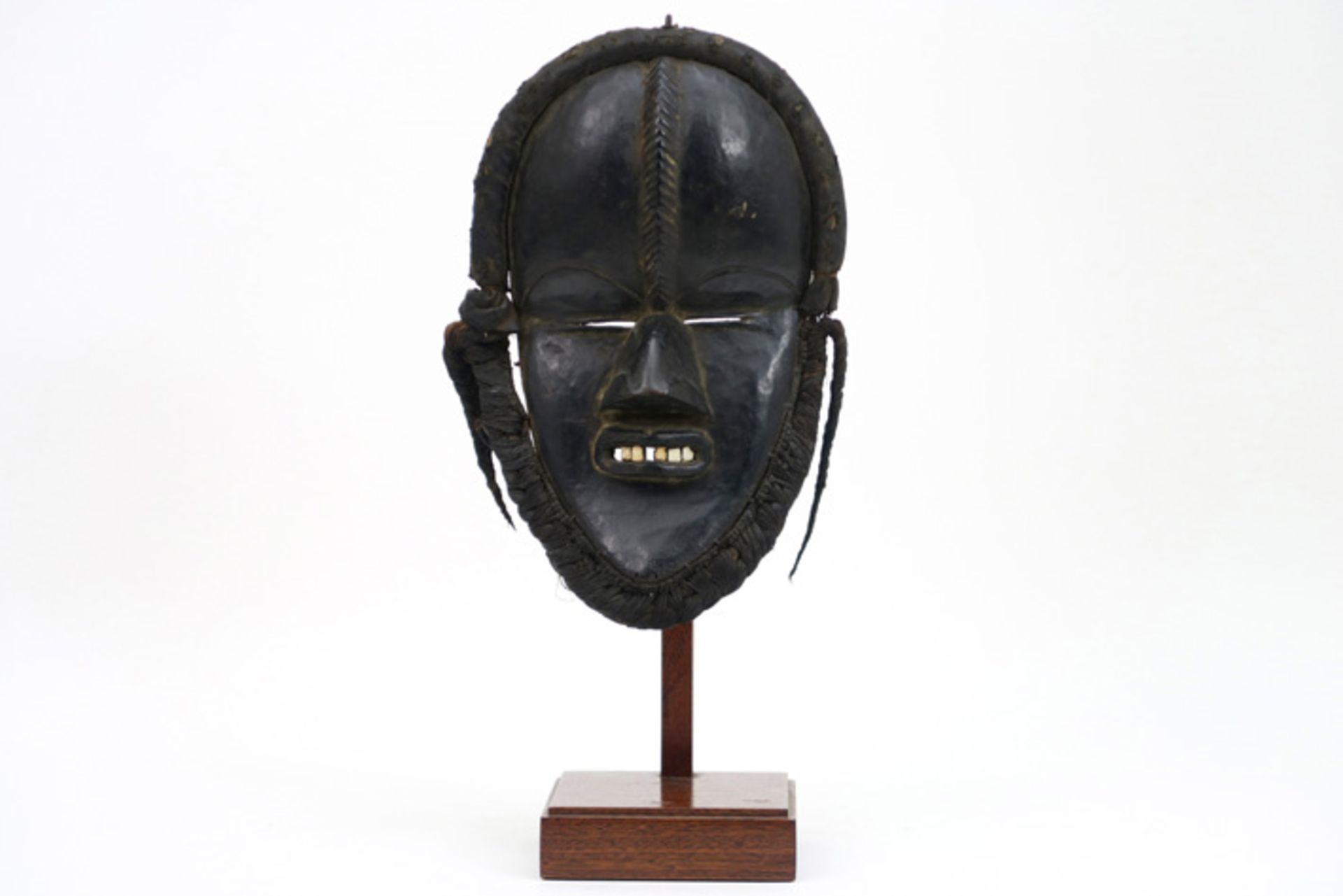 AFRIKA - IVOORKUST mooi en typisch "Dan" - masker in hout, vegetale vezels en leder met een