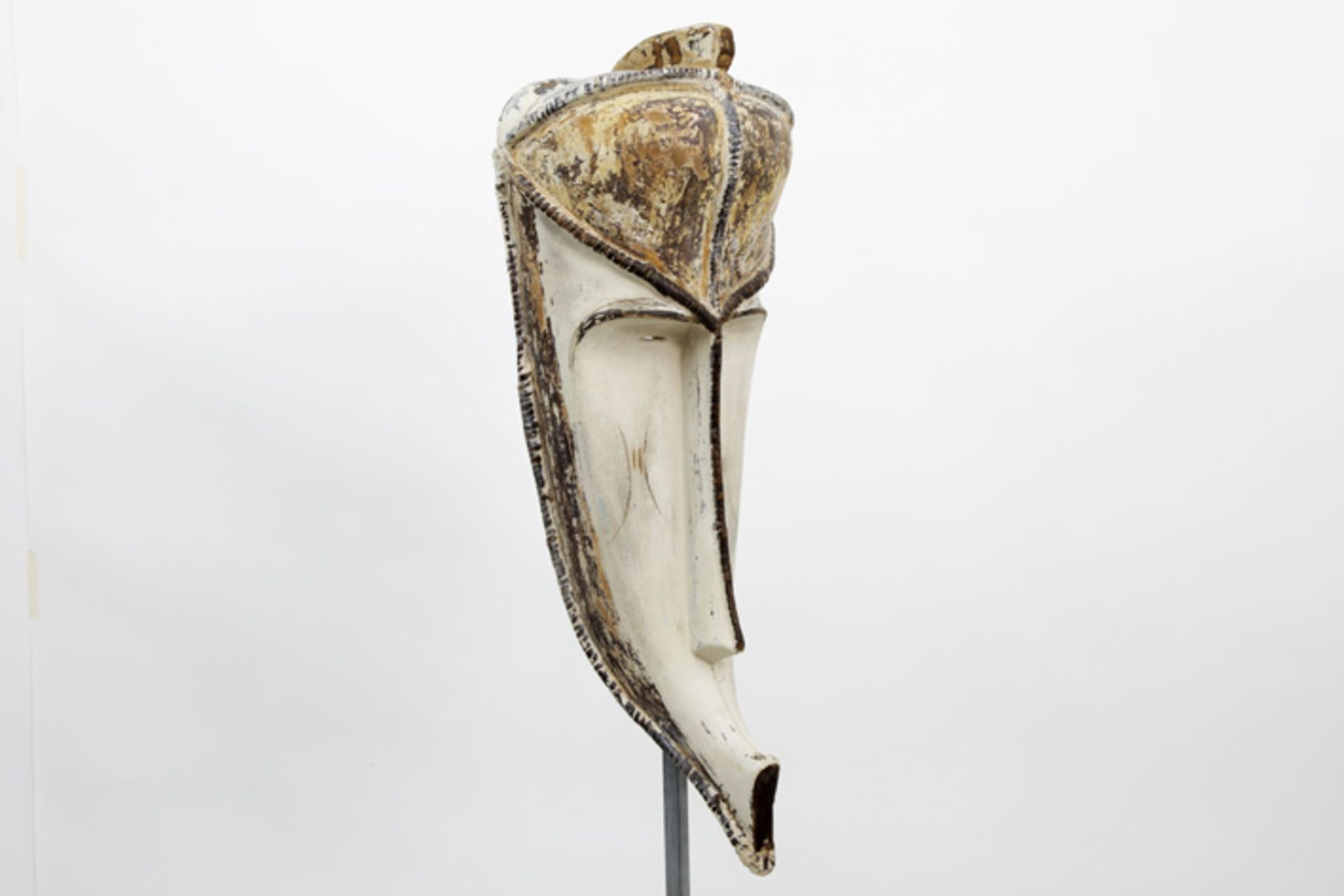 AFRIKA - KONGO groot "Luba" - masker in hout met witte pigmenten met een menselijk gelaat met zeer - Bild 4 aus 4