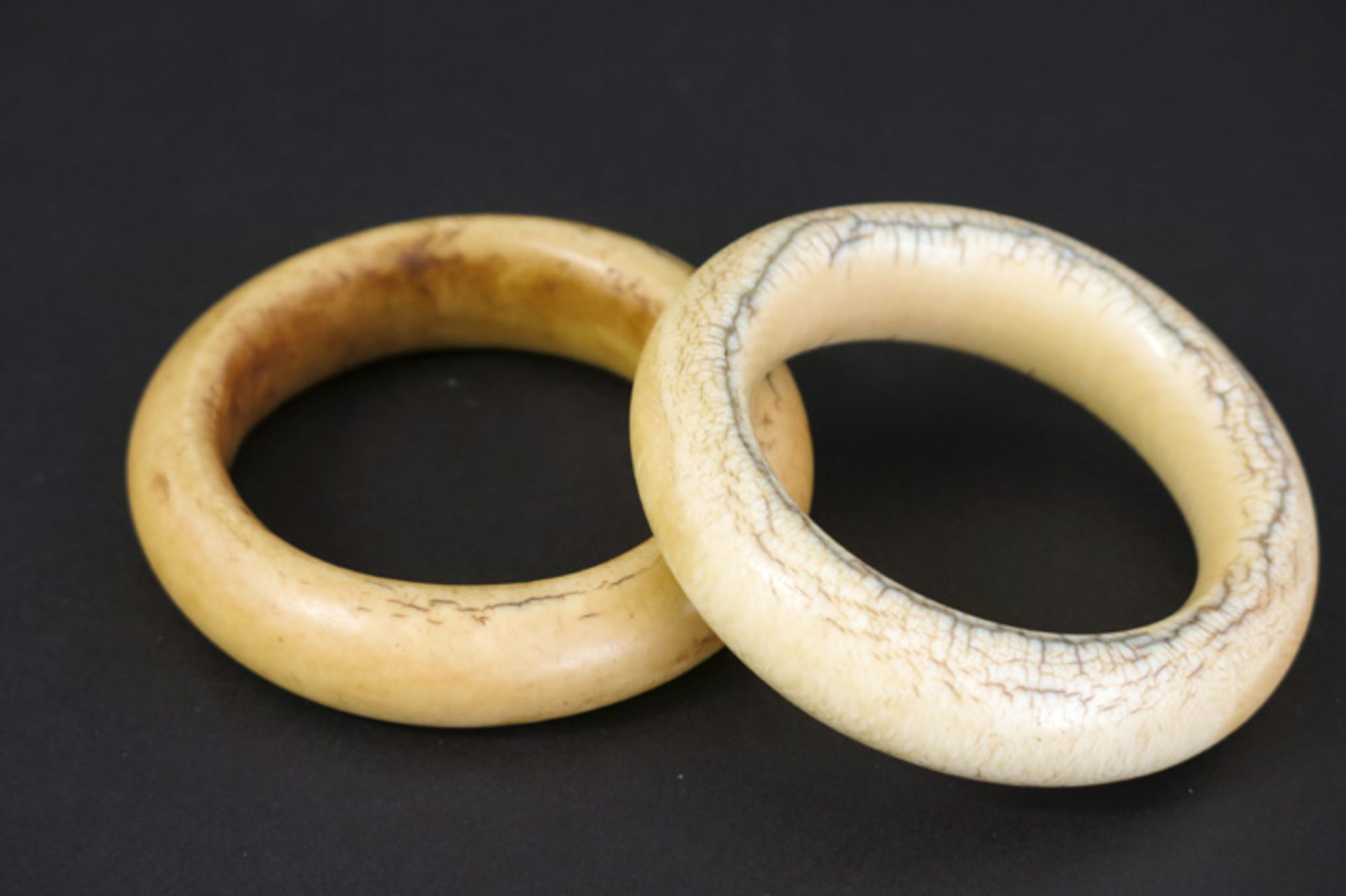 AFRIKA - KONGO twee oude armbanden in ivoor ||pair of old African bracelets in ivory