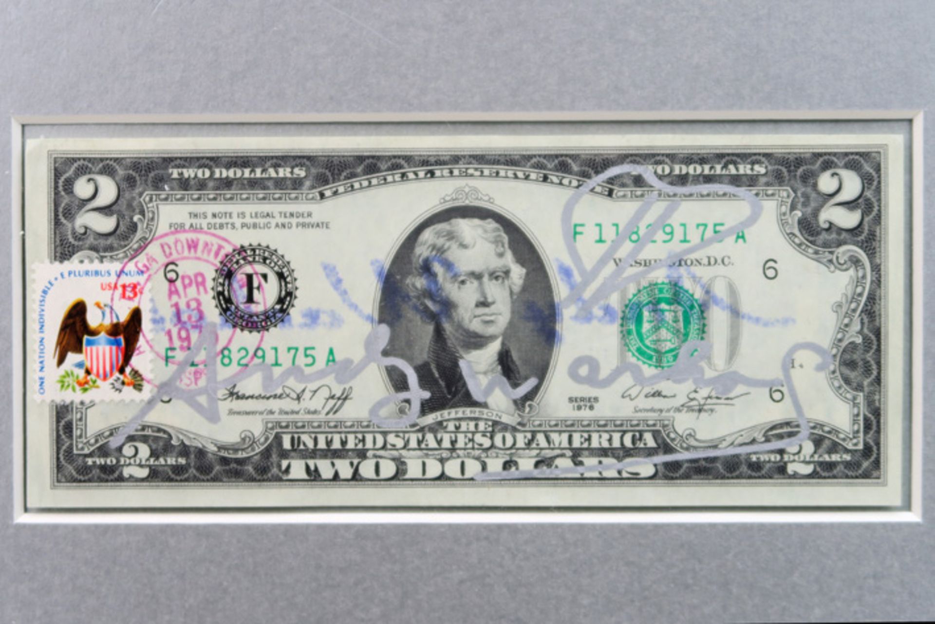 WARHOL ANDY (1930 - 1987) handgesigneerd twee dollar bankbiljet - ingekaderd||Andy Warhol handsigned