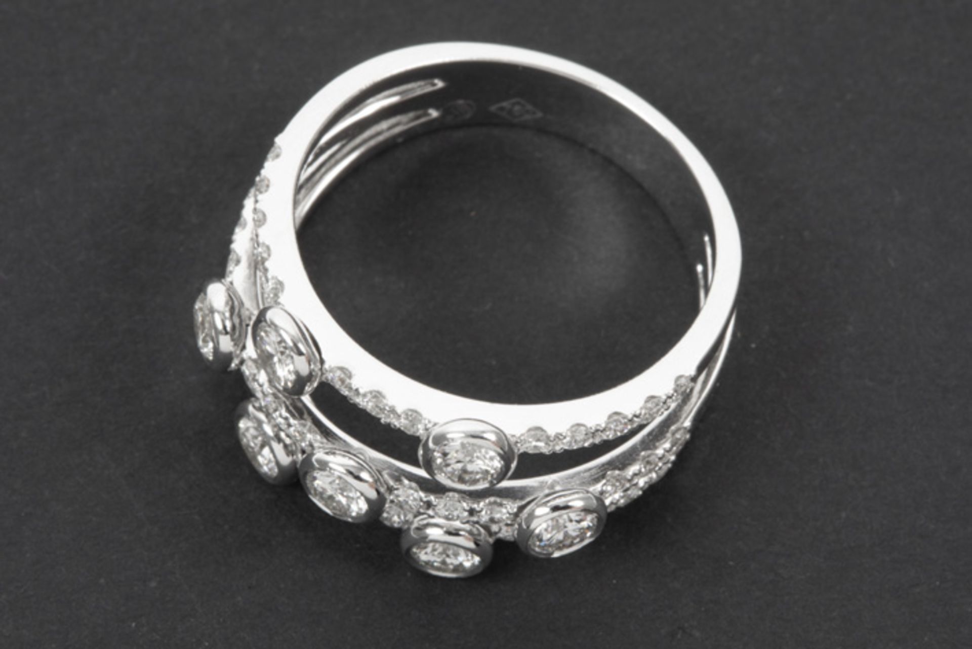 modern design ring in white gold (18 carat) with at least 1,20 carat of high quality brilliant cut - Image 2 of 2