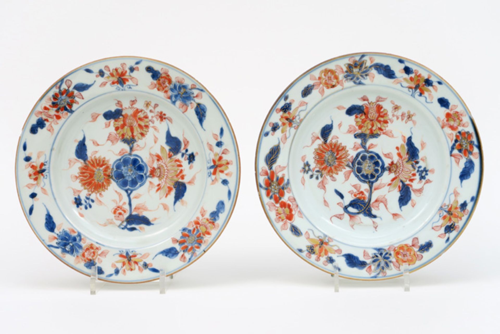 pair of 18th Cent. Chinese plates in porcelain with Imari flower decor||Paar achttiende eeuwse