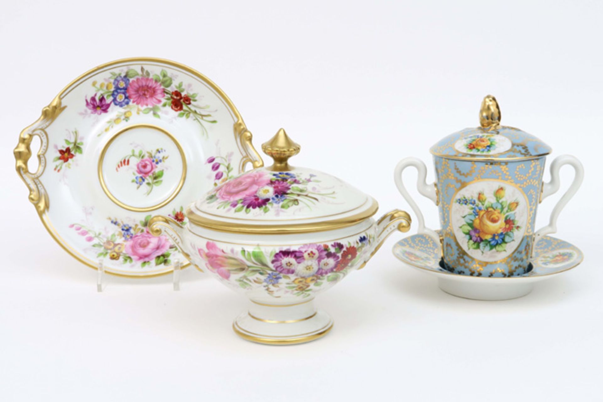 two lidded sweet's jars on their plate in marked Limoges porcelain ||Lot met twee gedekselde drageoi - Bild 4 aus 6