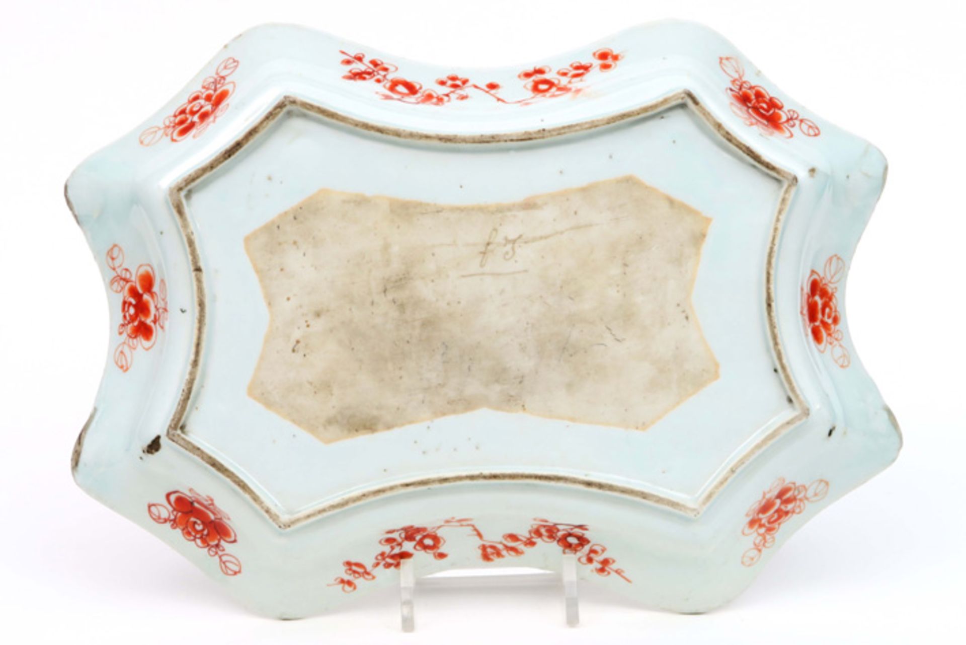 18th Cent. Chinese dish with a quite special design in porcelain with an Imari flowers decor || - Image 2 of 3