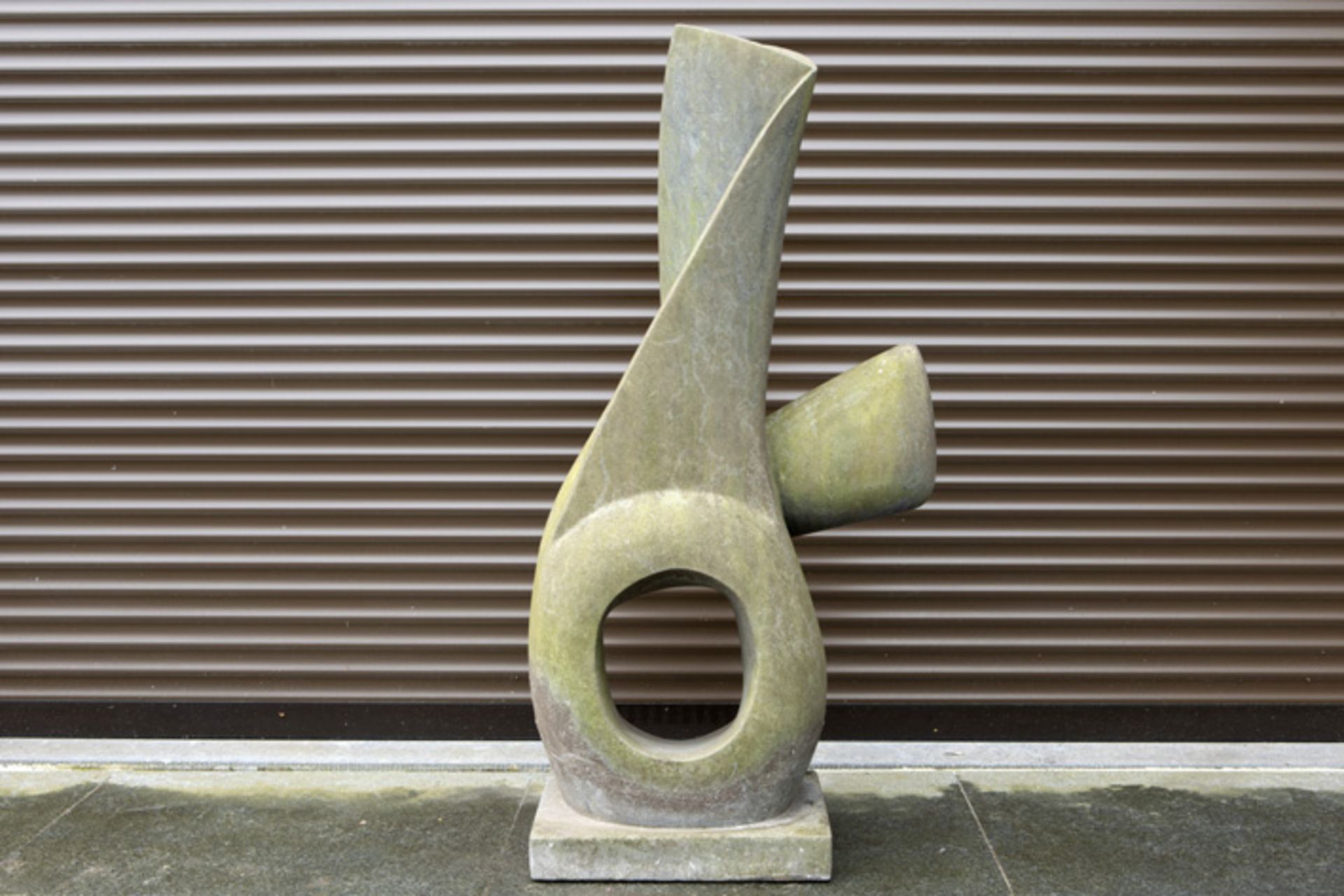 modern stone (garden)sculpture with an abstract design||Moderne (tuin)sculptuur in steen met een