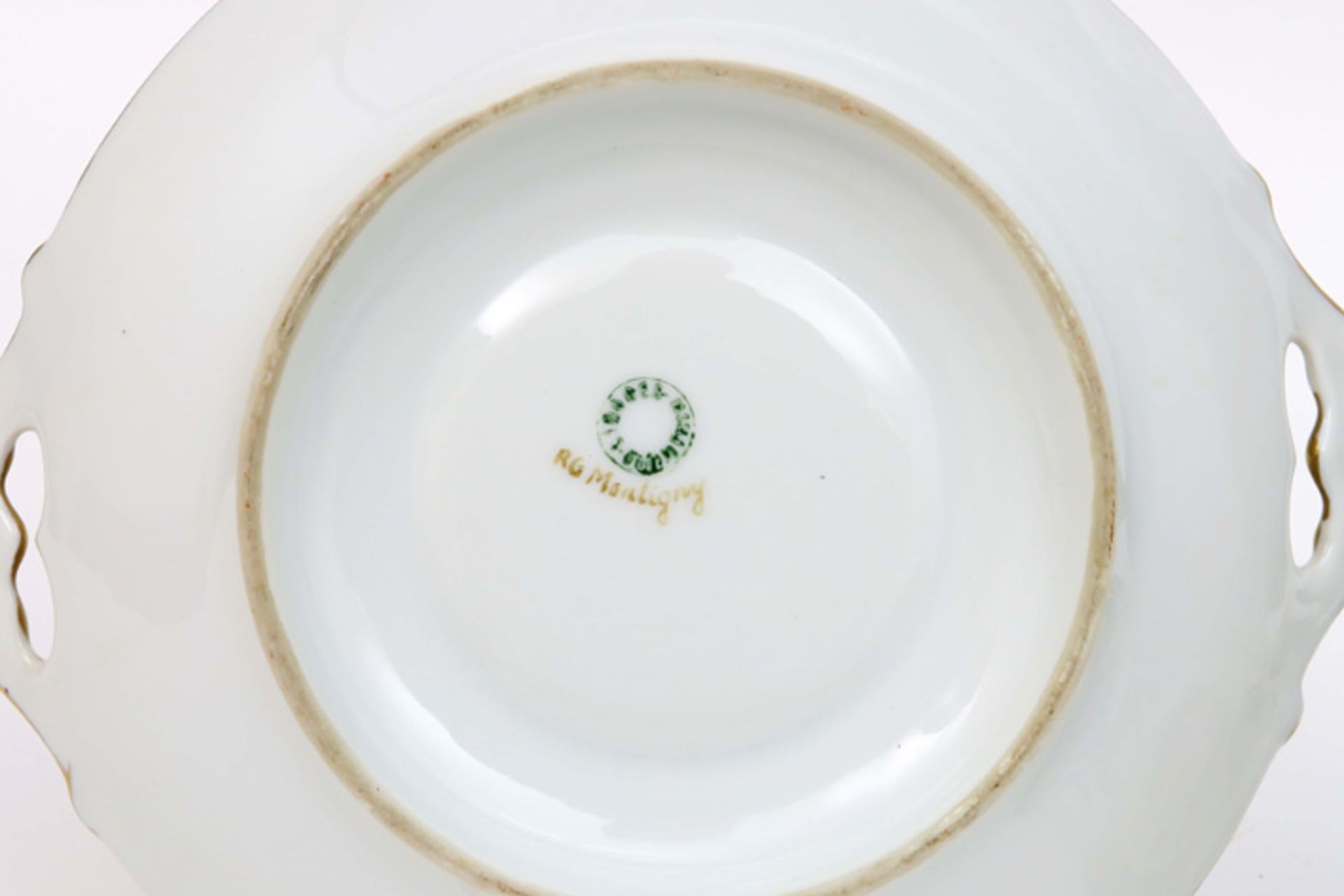 two lidded sweet's jars on their plate in marked Limoges porcelain ||Lot met twee gedekselde drageoi - Bild 5 aus 6