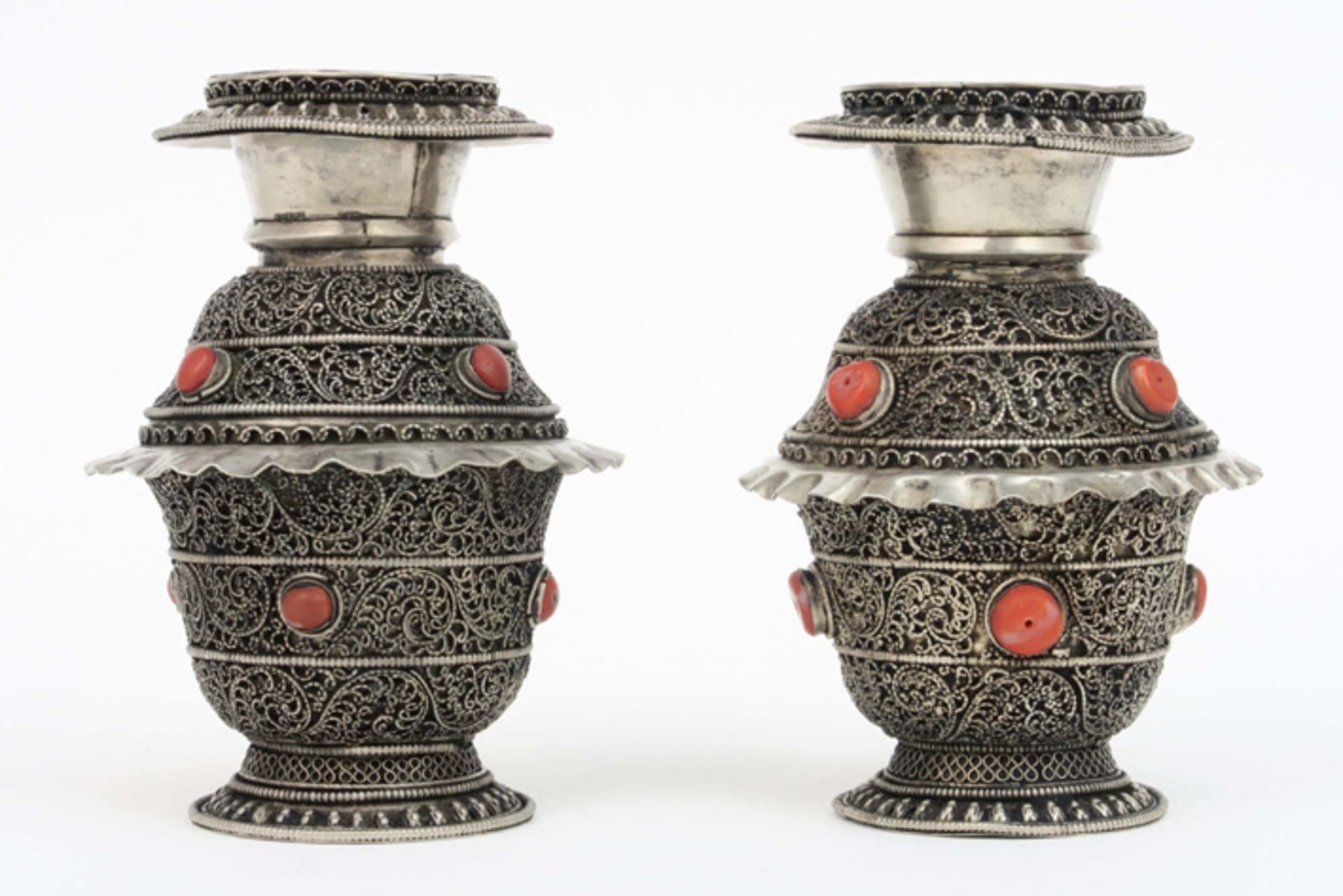 pair of antique Nepalese small vases in silver with coral - ca 1900 (or earlier)||Paar antieke