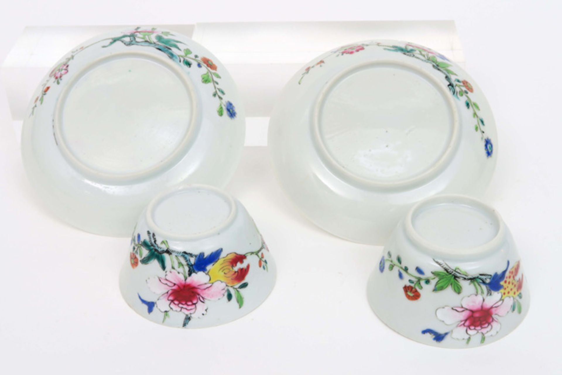 pair of 18th Cent. Chinese sets of cup and saucer in porcelain with a 'Famille Rose' flowers decor|| - Bild 3 aus 3
