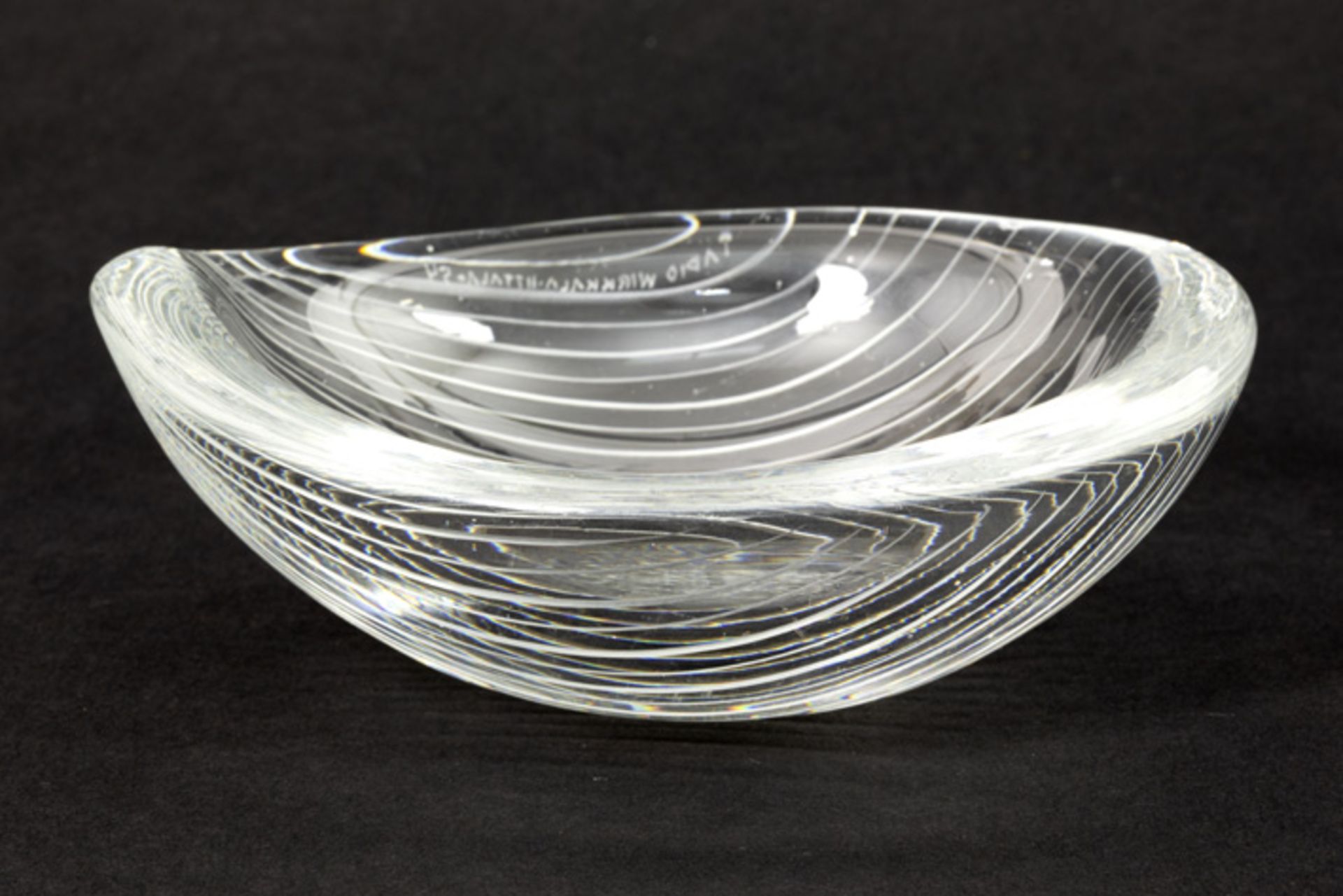 two small Tapio Wirkkala Iittala leafshaped bowls in comb-cut engraved glass - marked, signed and - Image 2 of 9