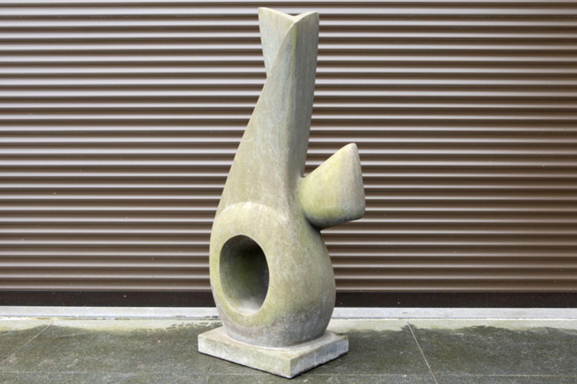 modern stone (garden)sculpture with an abstract design||Moderne (tuin)sculptuur in steen met een - Image 2 of 4