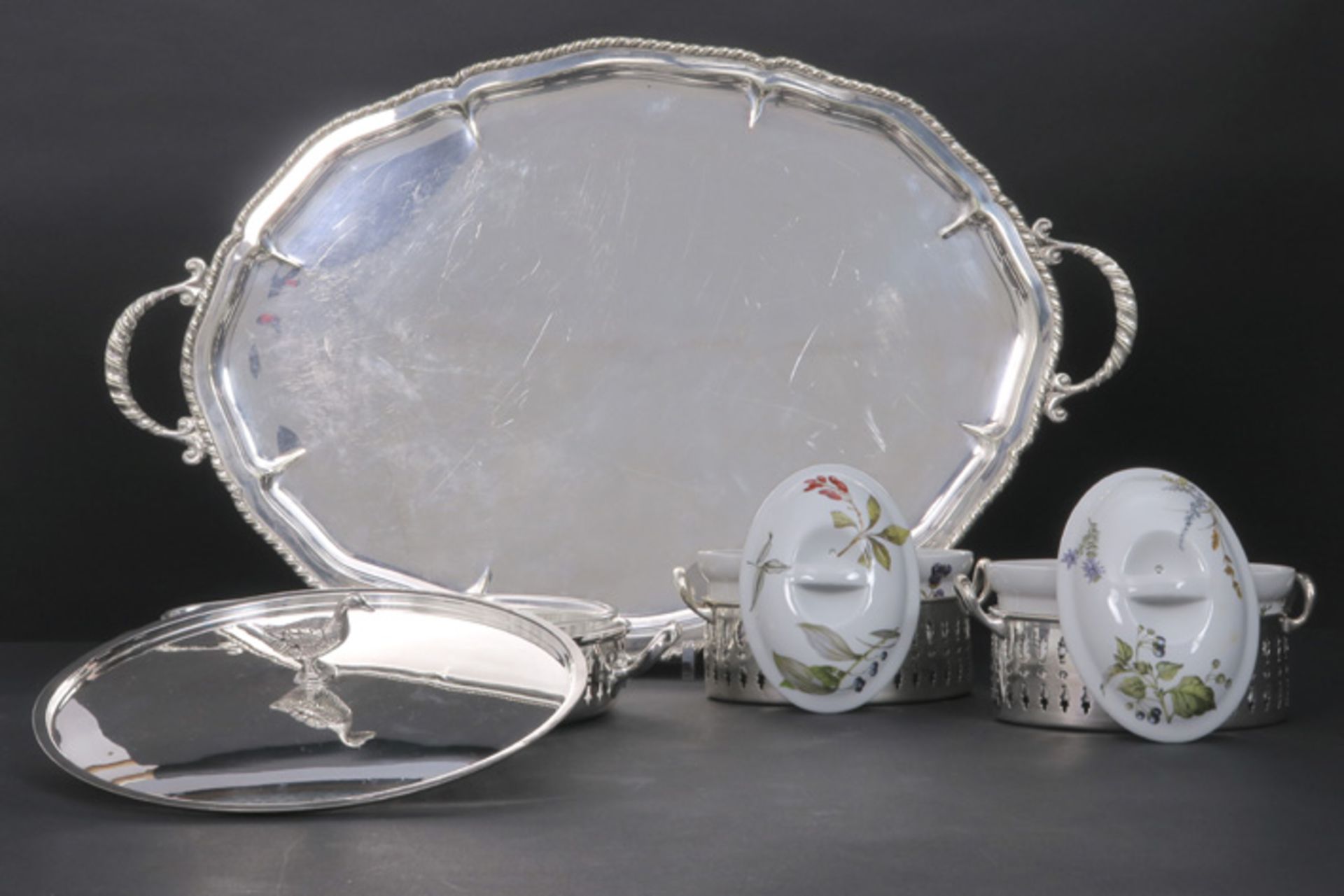 EPNS (dinner)-tray, lidded tureen and a pair of oval paté tureens||Lot (4) hotelzilver met een - Image 2 of 2