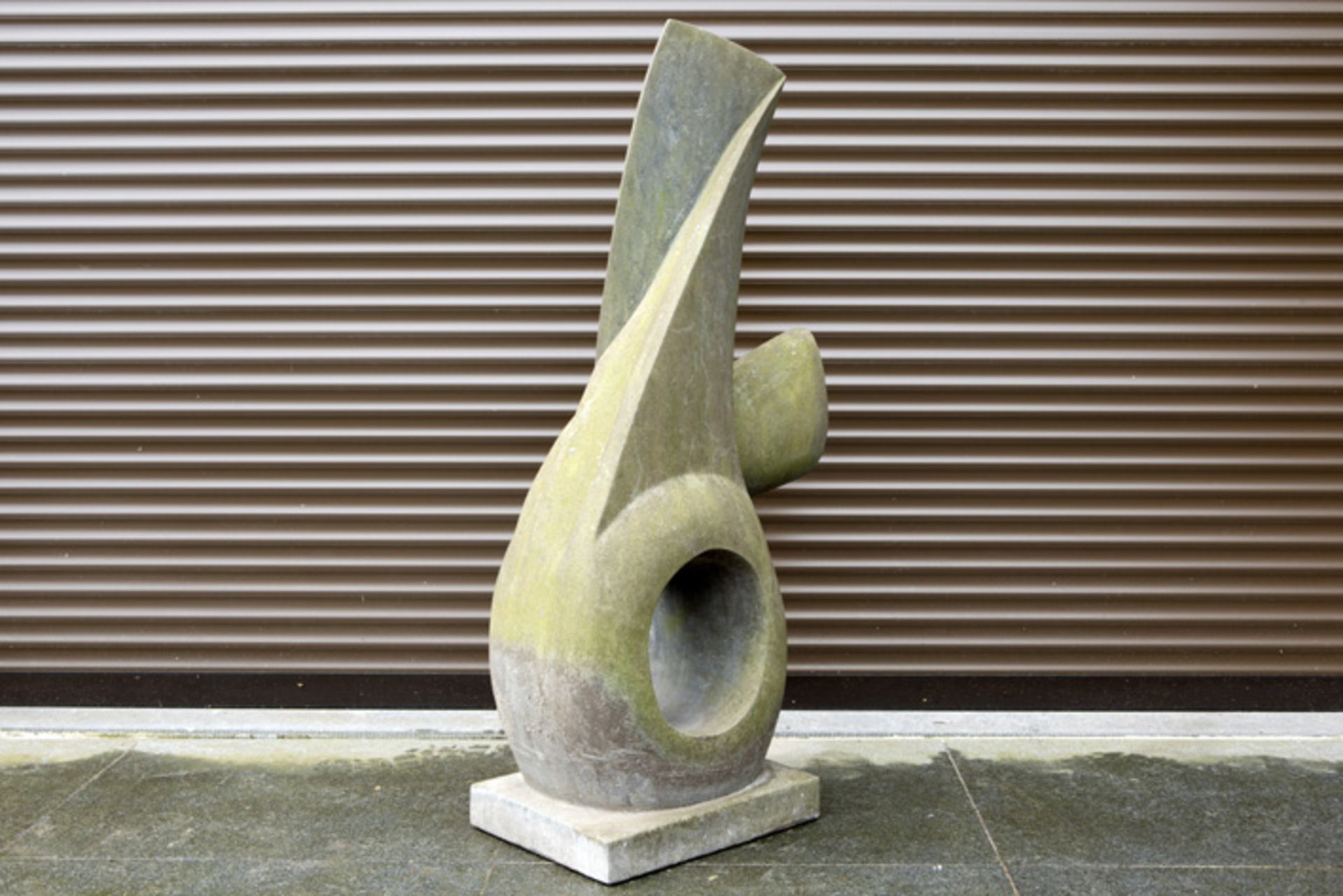 modern stone (garden)sculpture with an abstract design||Moderne (tuin)sculptuur in steen met een - Image 3 of 4