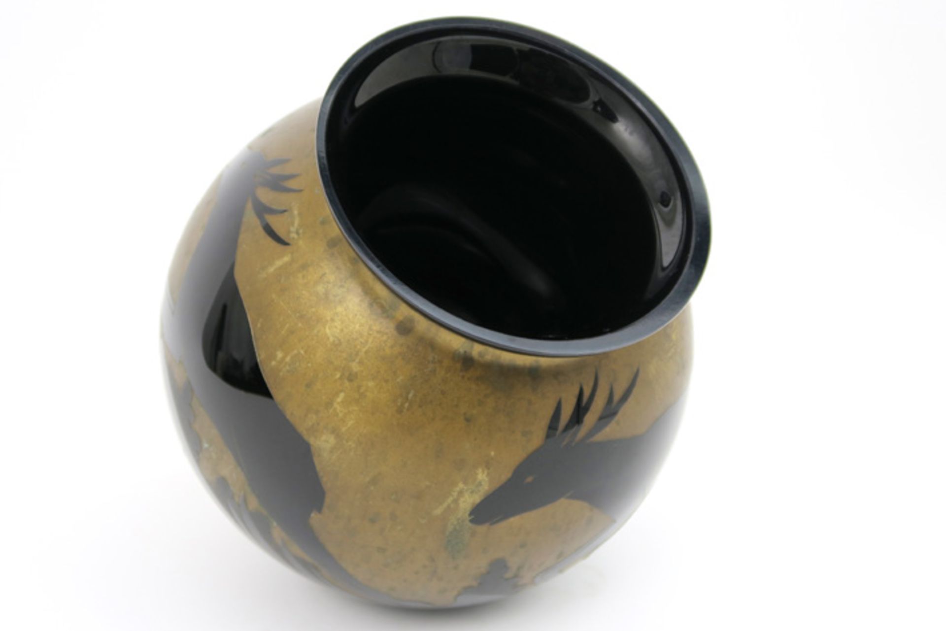 Art Deco vase in black "Art Ver" signed glass with a decor of deer on a gold base||ART VER Art - Image 3 of 5