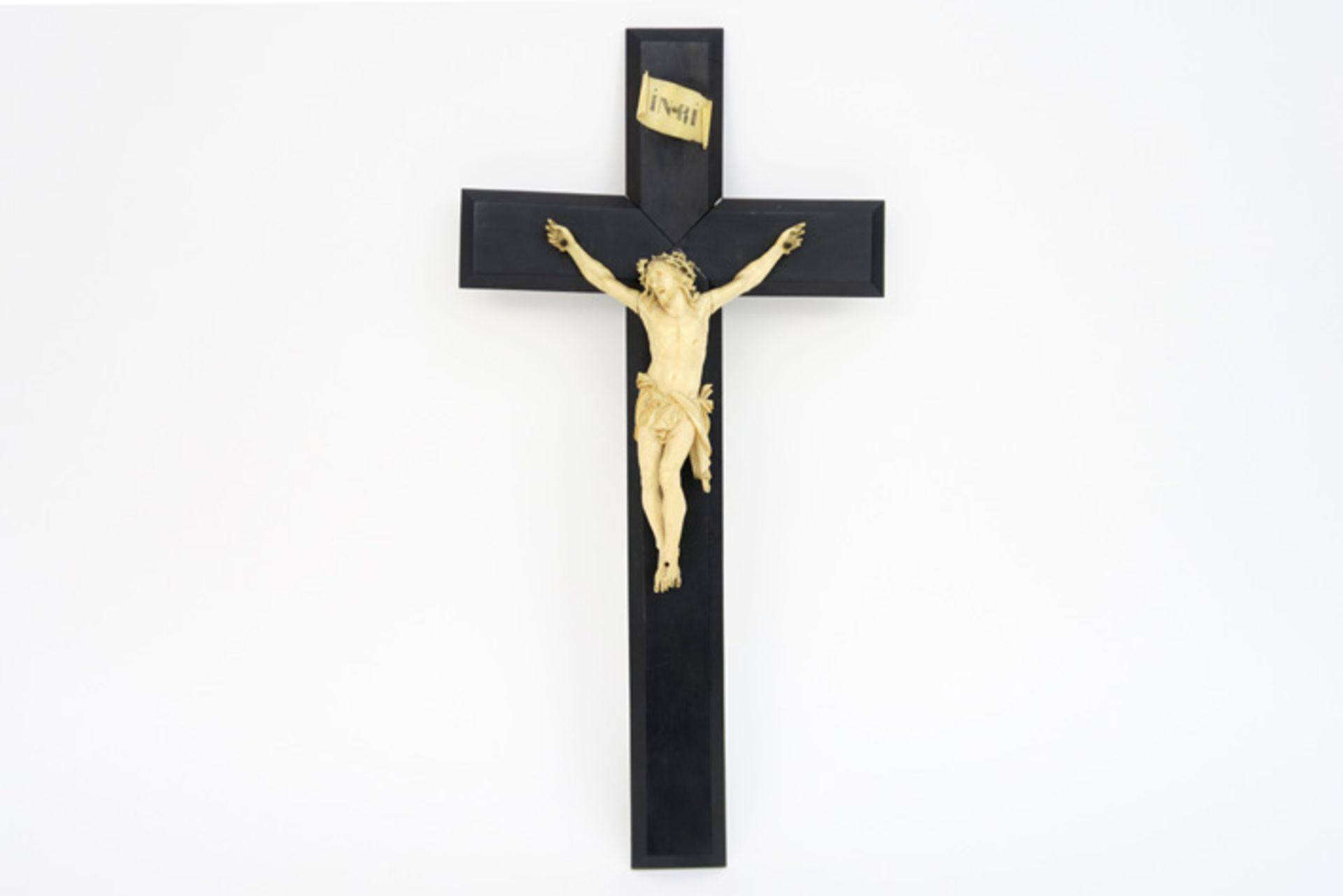 19th Cent. ivory Christ corpus on a cross in ebonised wood||Negentiende eeuwse ivoren Christuscorpus