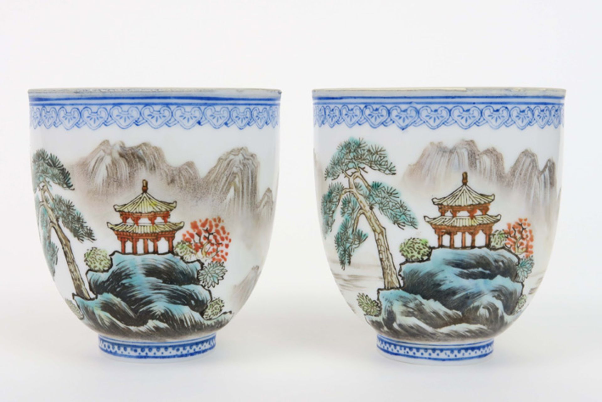 pair of Chinese cups in marked eggshell porcelain with polychrome landscape decor||Paar Chinese tass
