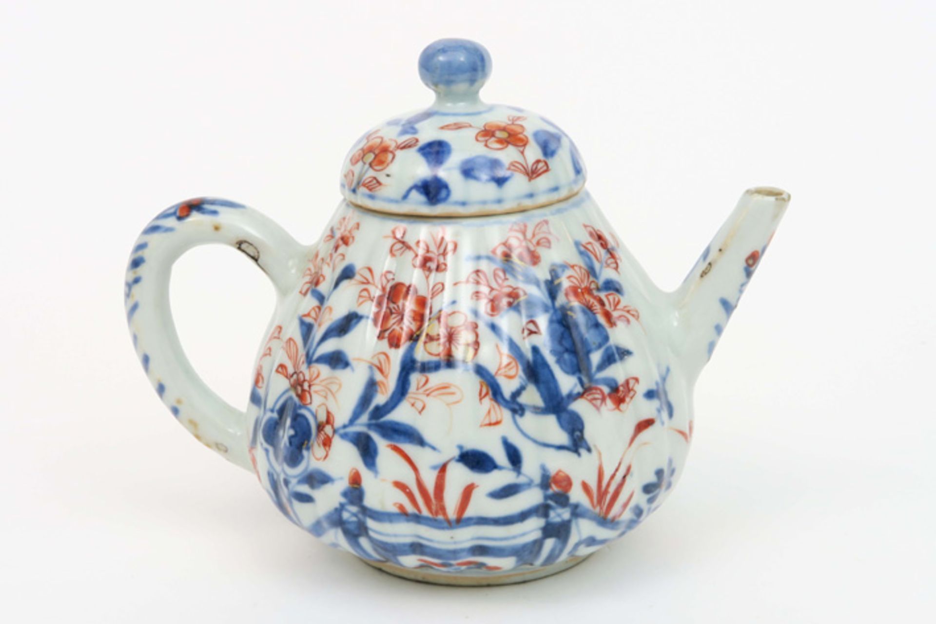 18th Cent. Chinese lidded tea pot in porcelain with an Imari flowers decor||Achttiende eeuwse - Image 2 of 4