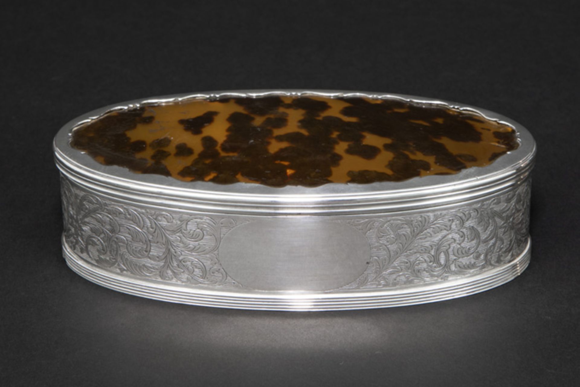 antique oval box in silver and tortoiseshell||Antieke ovale doos in massief zilver met een deksel