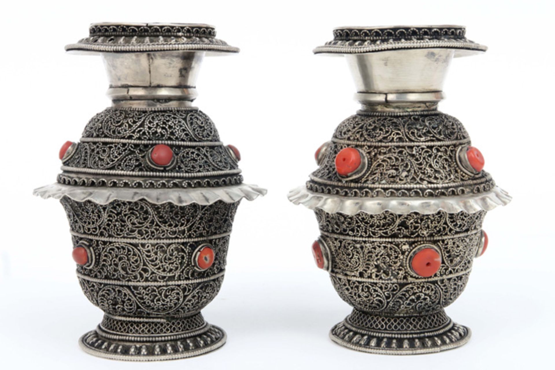 pair of antique Nepalese small vases in silver with coral - ca 1900 (or earlier)||Paar antieke - Image 5 of 5