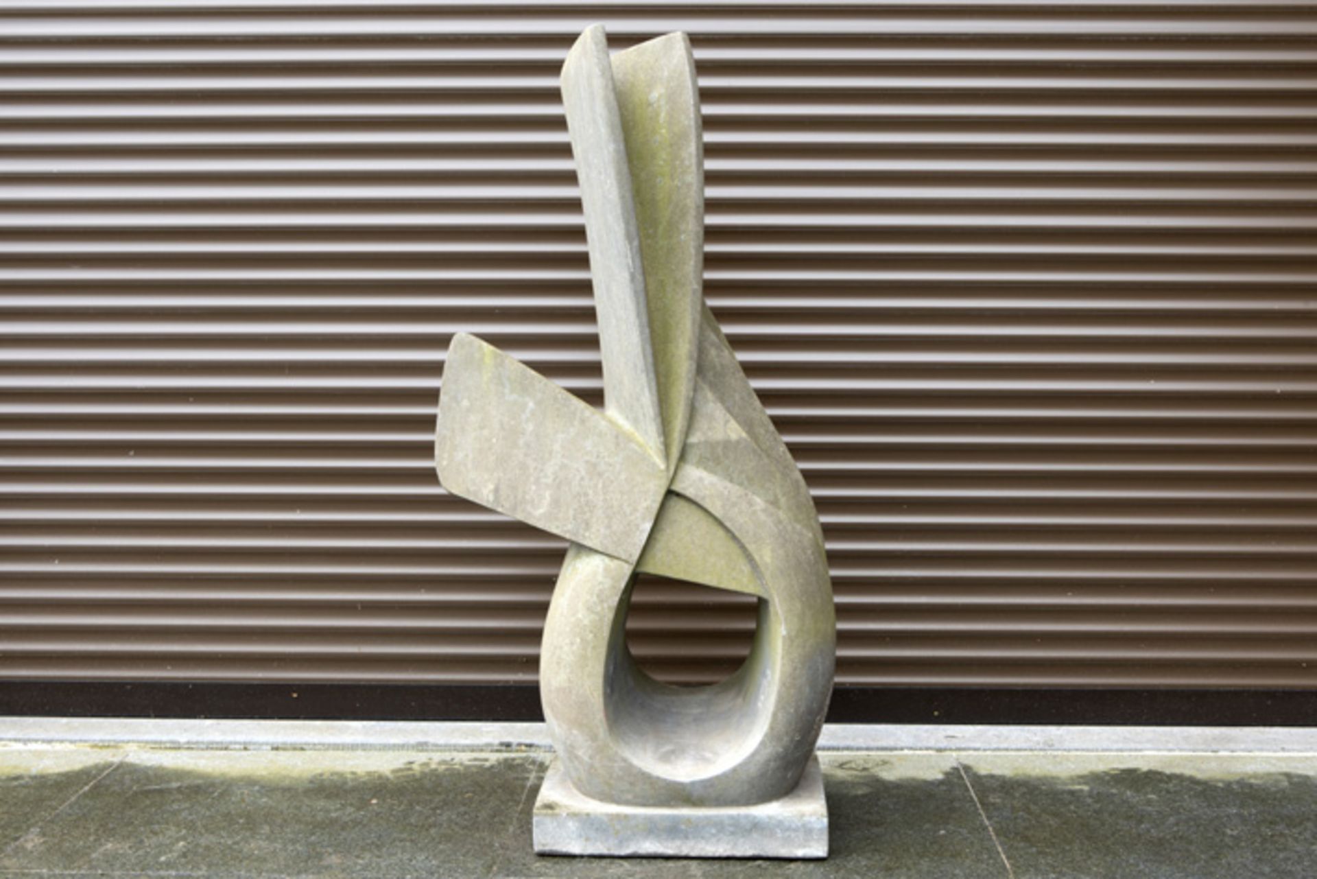 modern stone (garden)sculpture with an abstract design||Moderne (tuin)sculptuur in steen met een - Image 4 of 4