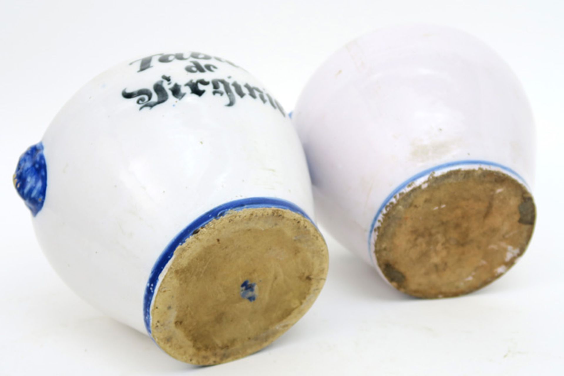 two antique ceramic tobacco jars each with a blue-white inscription||Lot van twee antieke tabakspott - Bild 5 aus 5