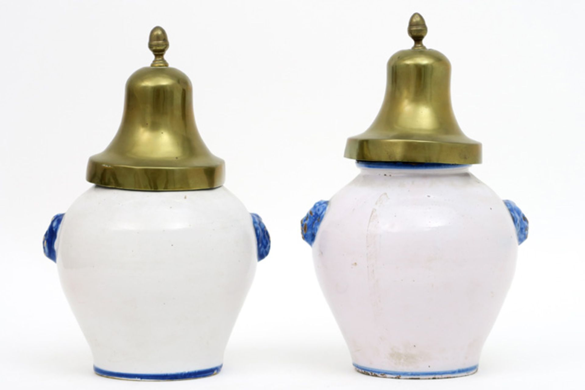 two antique ceramic tobacco jars each with a blue-white inscription||Lot van twee antieke tabakspott - Bild 2 aus 5