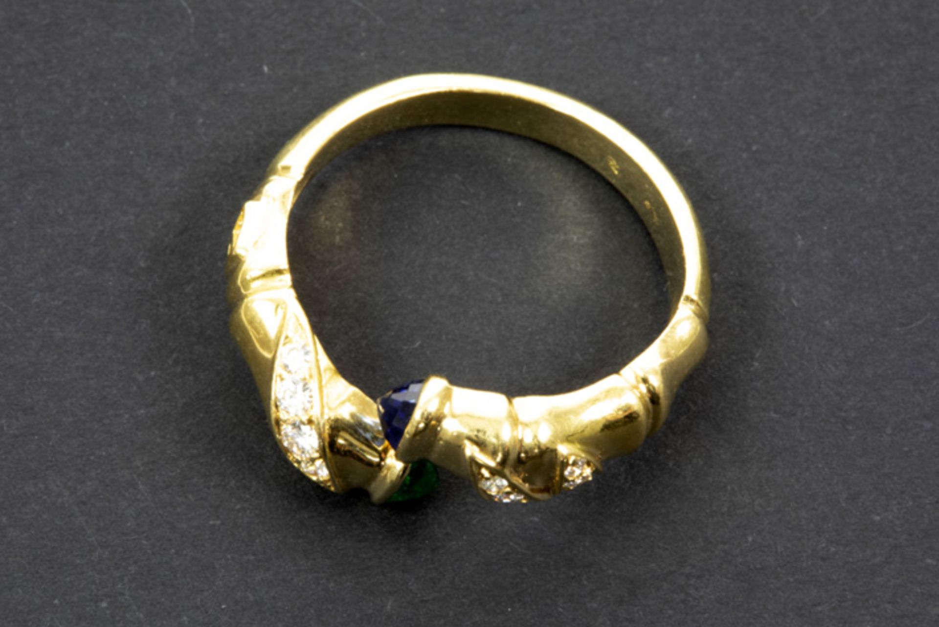 ring with a Cartier like design in yellow gold (18 carat) with a cabochon cut emerald and sapphire - Image 3 of 3
