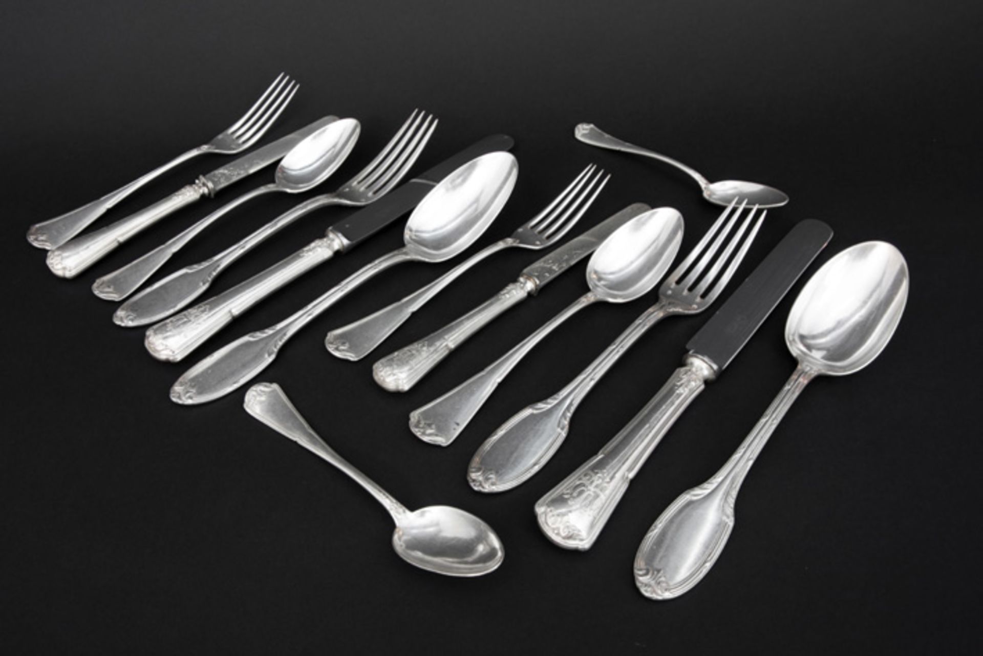 63 pieces of French cutlery in marked silver with neoclassical ornamentation||Frans 63-delig