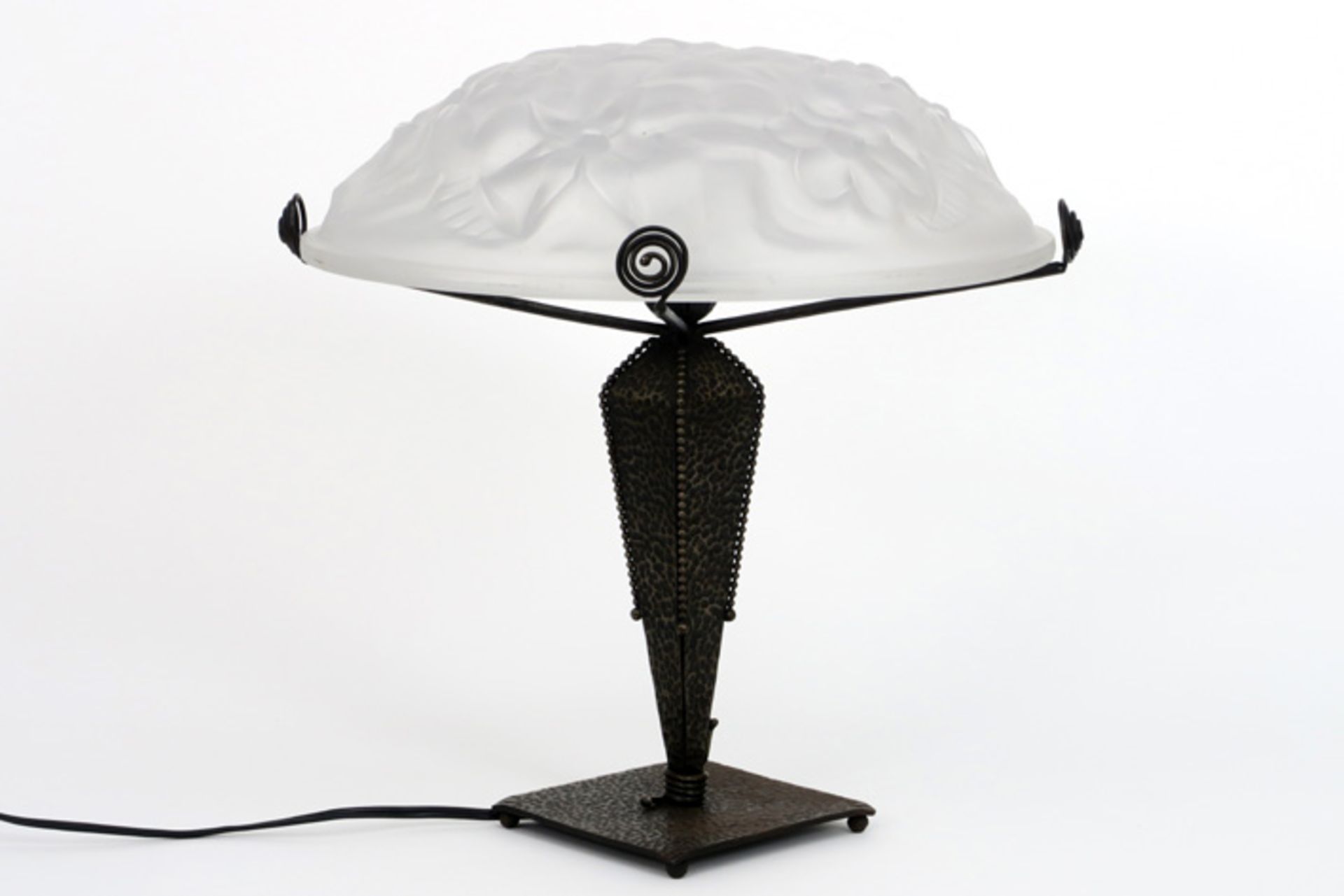 French Degué signed Art Deco lamp in wrought iron and satinated glass||DEGUÉ Art Deco-schemerlamp