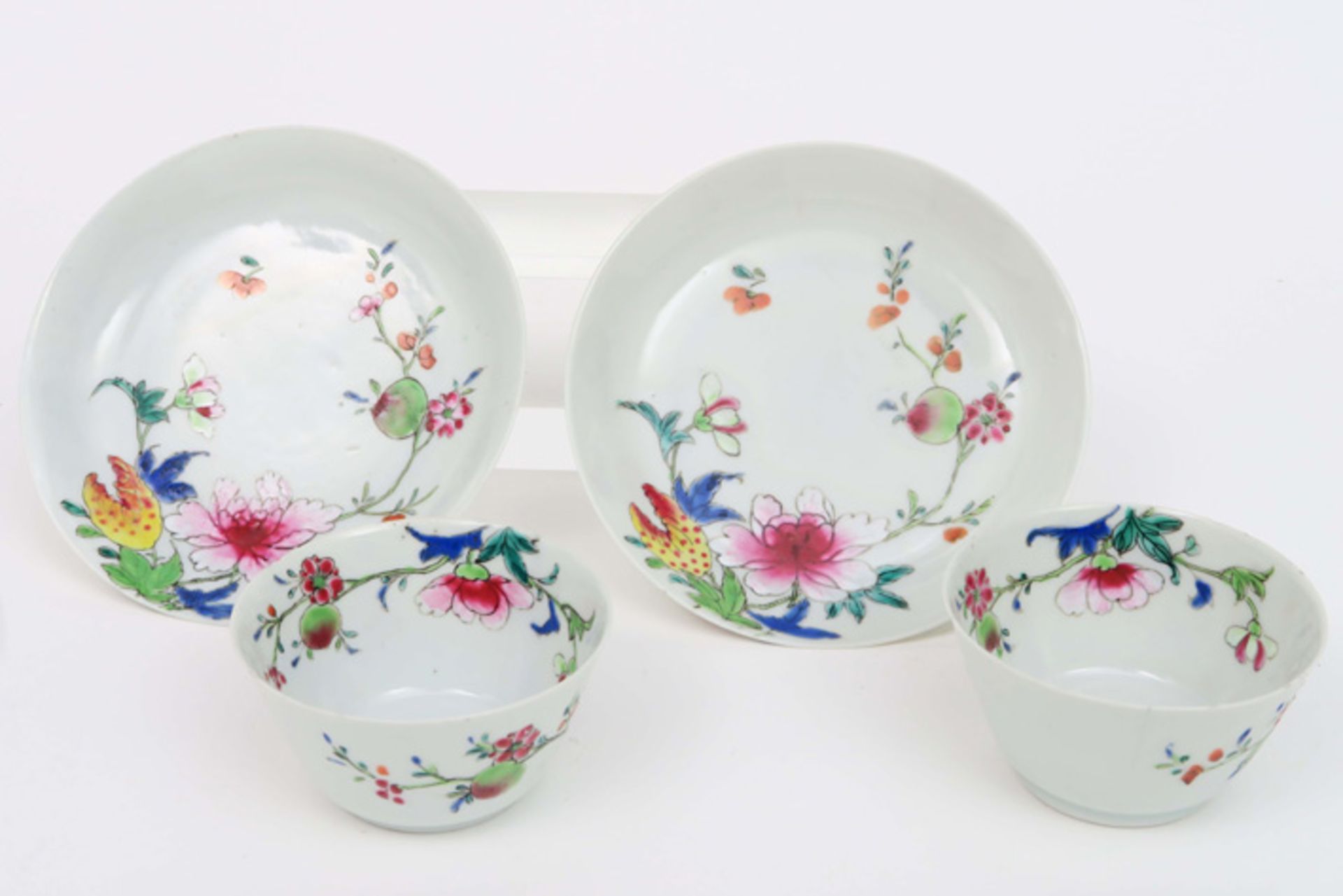 pair of 18th Cent. Chinese sets of cup and saucer in porcelain with a 'Famille Rose' flowers decor|| - Bild 2 aus 3