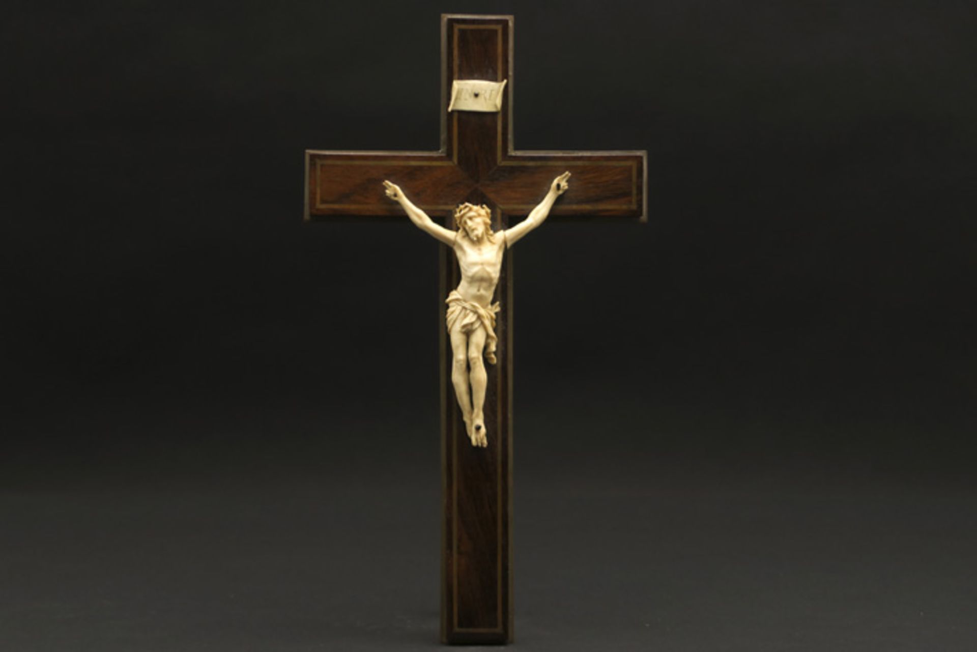 19th Cent. ivory Christ corpus on a cross in rose-wood with brass banding||Negentiende eeuwse ivoren