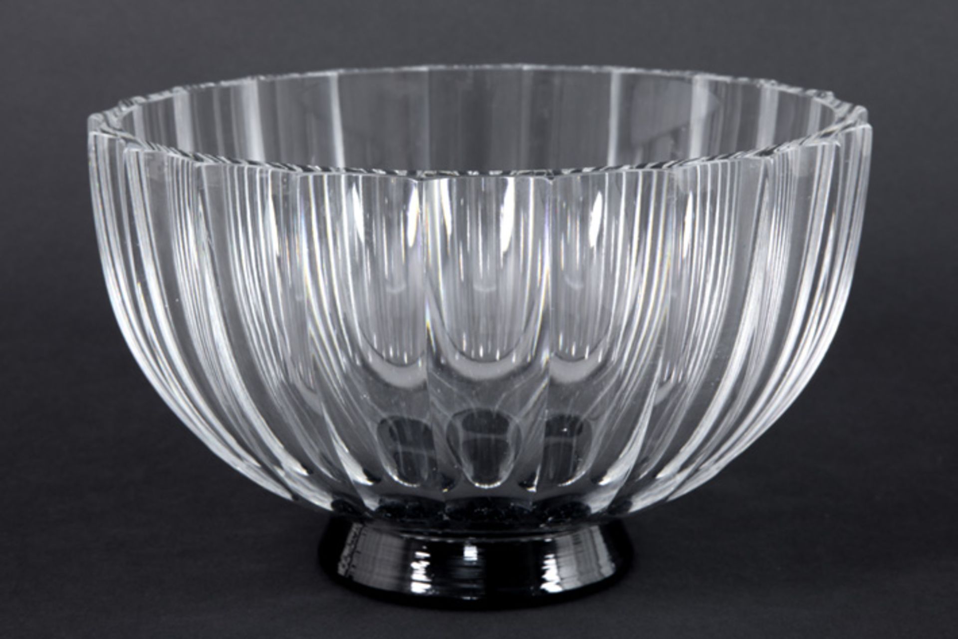Vicke Lindstrand Orrefors Art Deco-bowl in clear crystal glass on a black glass base - marked and