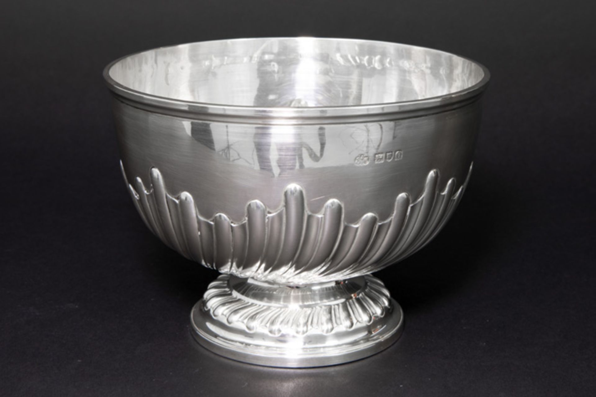 English "Elkington" bowl and basket in marked silver||Lot (2) massief zilver met een kleine - Image 5 of 8
