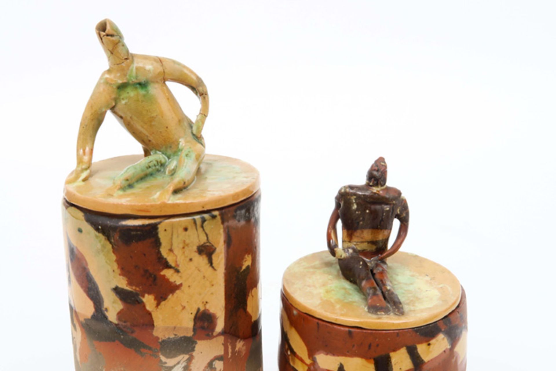 two cylindrical small lidded jars (with male figure) in ceramic signed José Vermeersch||VERMEERSCH - Image 4 of 10