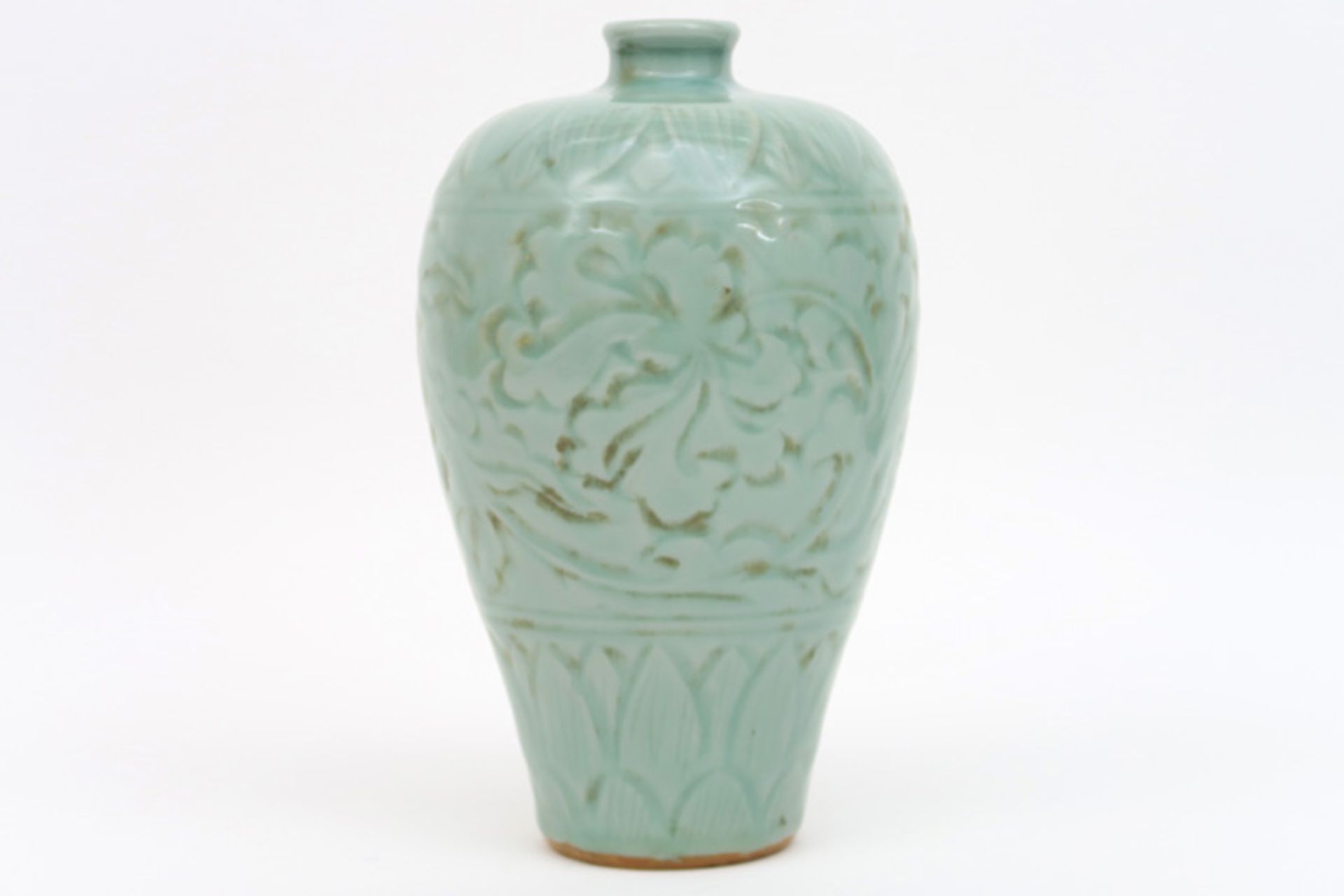 Chinese vase in celadon porcelain with a vegetal relief decor under a green glaze||Chinese vaas in