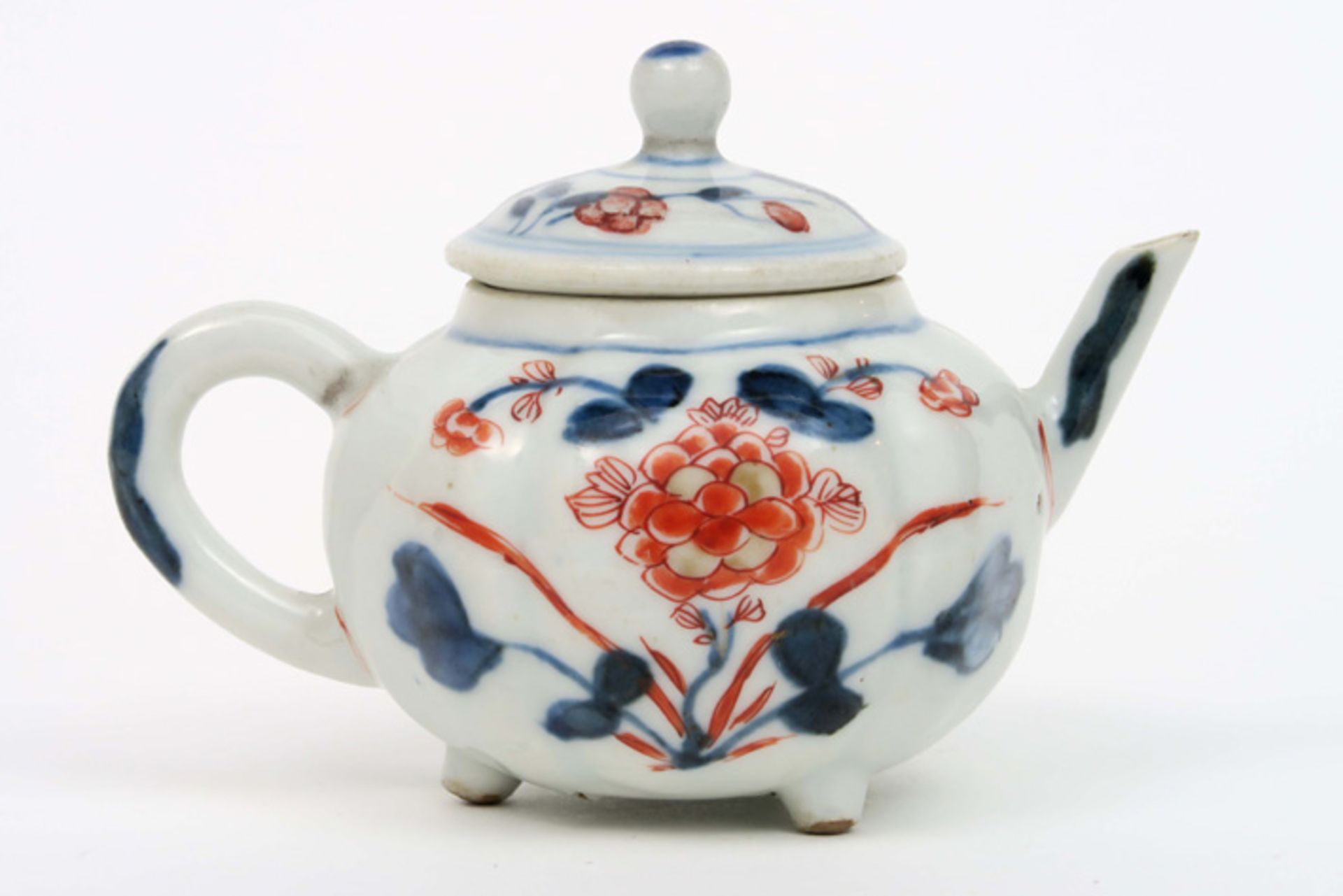 small 18th Cent. Chinese lidded tea pot in porcelain with an Imari flowers decor||Achttiende - Image 2 of 4