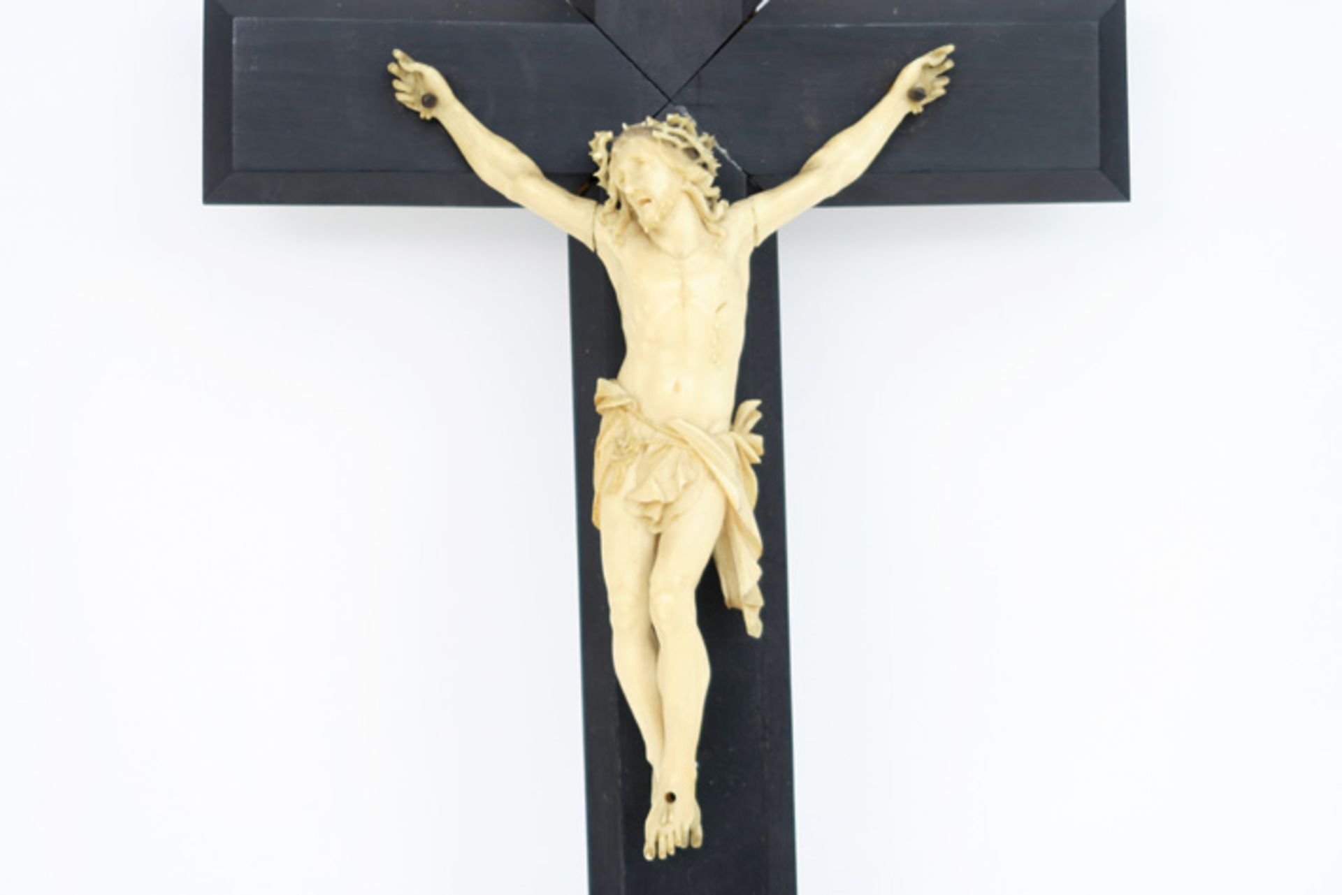 19th Cent. ivory Christ corpus on a cross in ebonised wood||Negentiende eeuwse ivoren Christuscorpus - Image 2 of 2