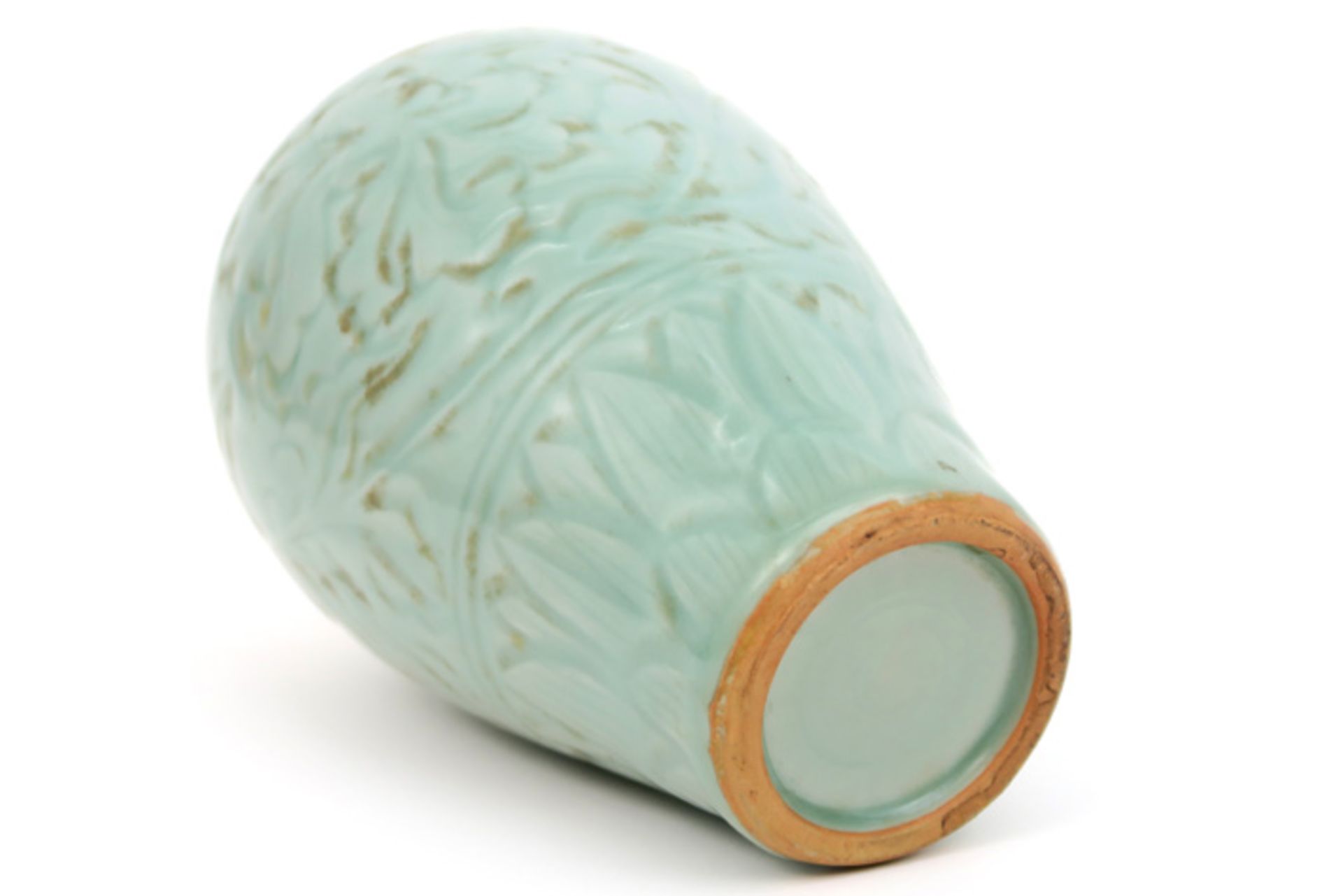 Chinese vase in celadon porcelain with a vegetal relief decor under a green glaze||Chinese vaas in p - Bild 4 aus 4