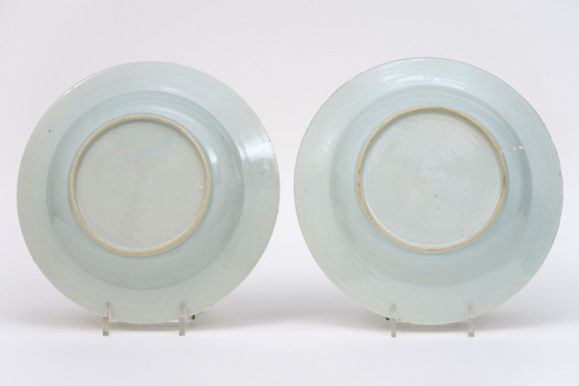 pair of 18th Cent. Chinese " Lowestoft " plates in porcelain with a polychrome decor||Paar - Image 2 of 2