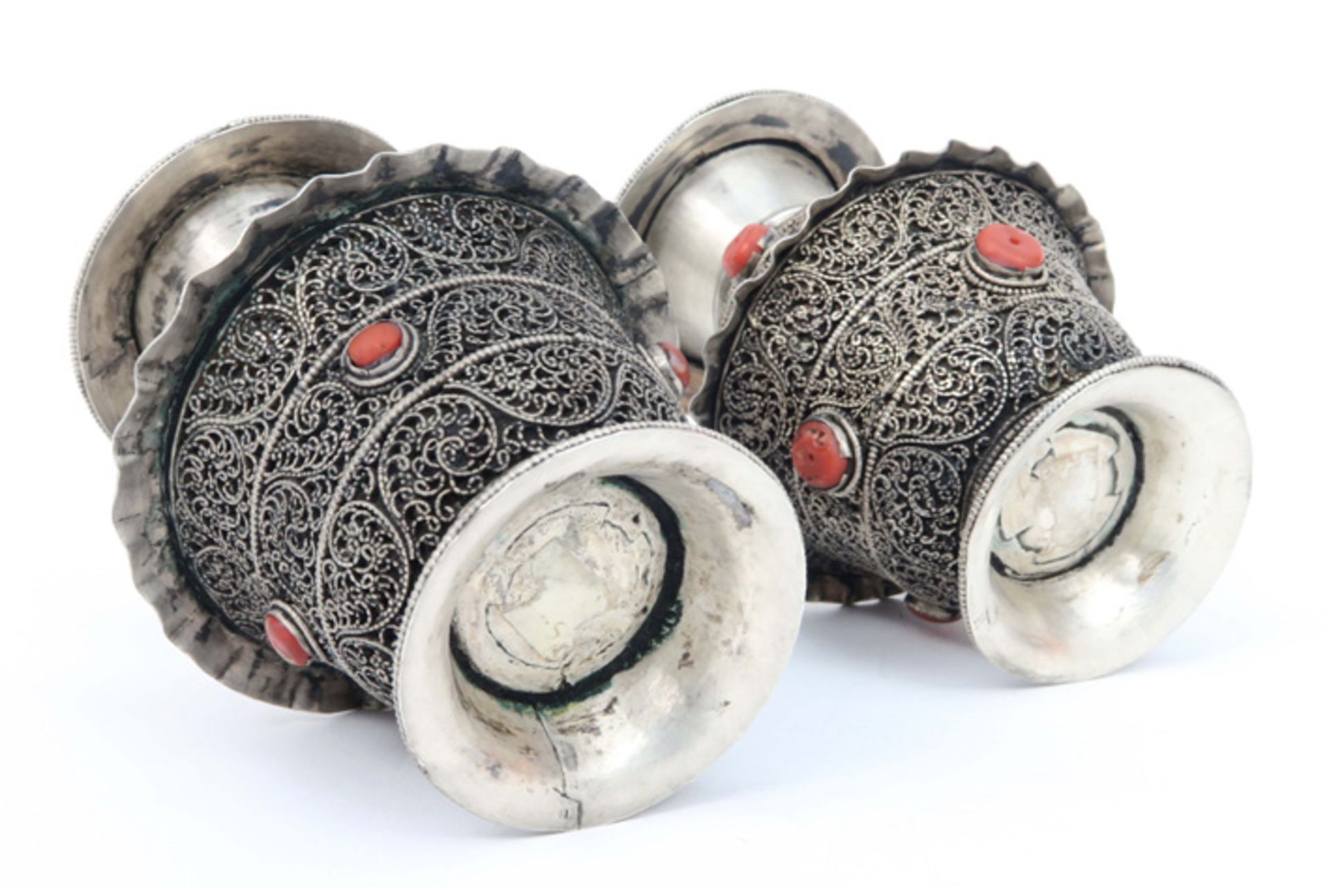 pair of antique Nepalese small vases in silver with coral - ca 1900 (or earlier)||Paar antieke - Image 4 of 5