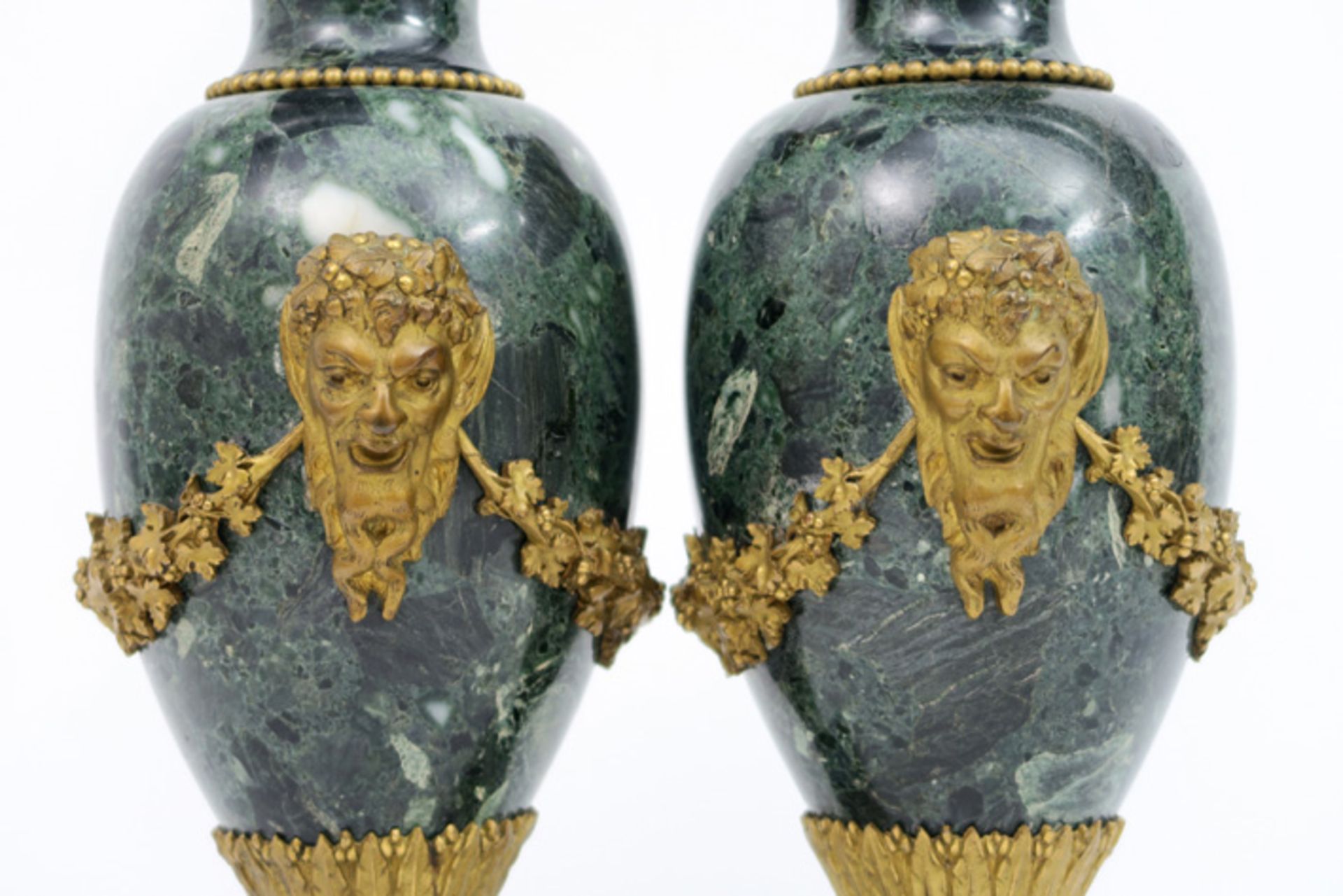 pair of antique lidded cassolet vases in green marble and gilded bronze||Paar antieke gedekselde - Image 6 of 6