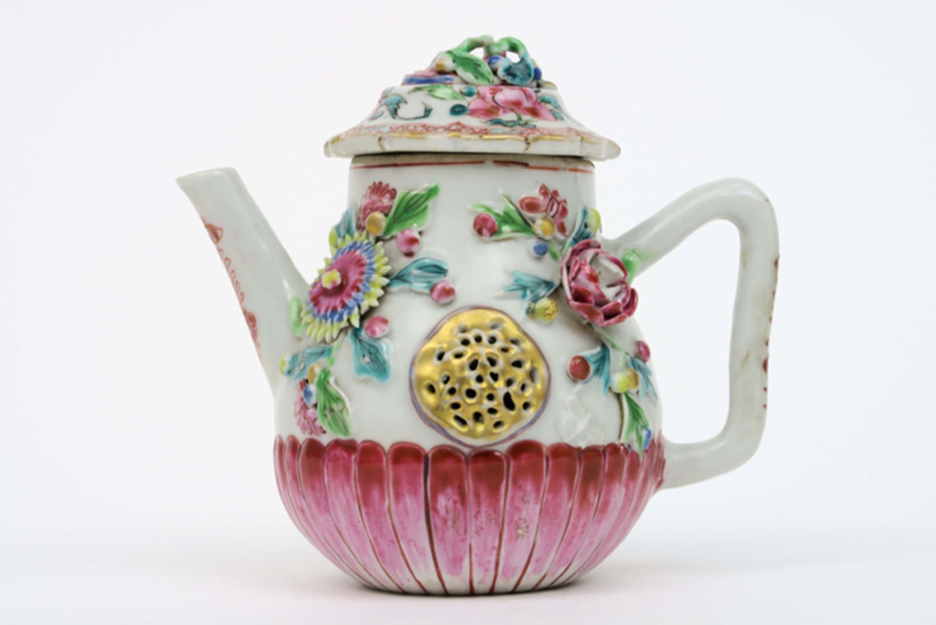 18th Cent. Chinese tea pot in porcelain with 'Famille Rose' flower decor partially in relief||Achtti