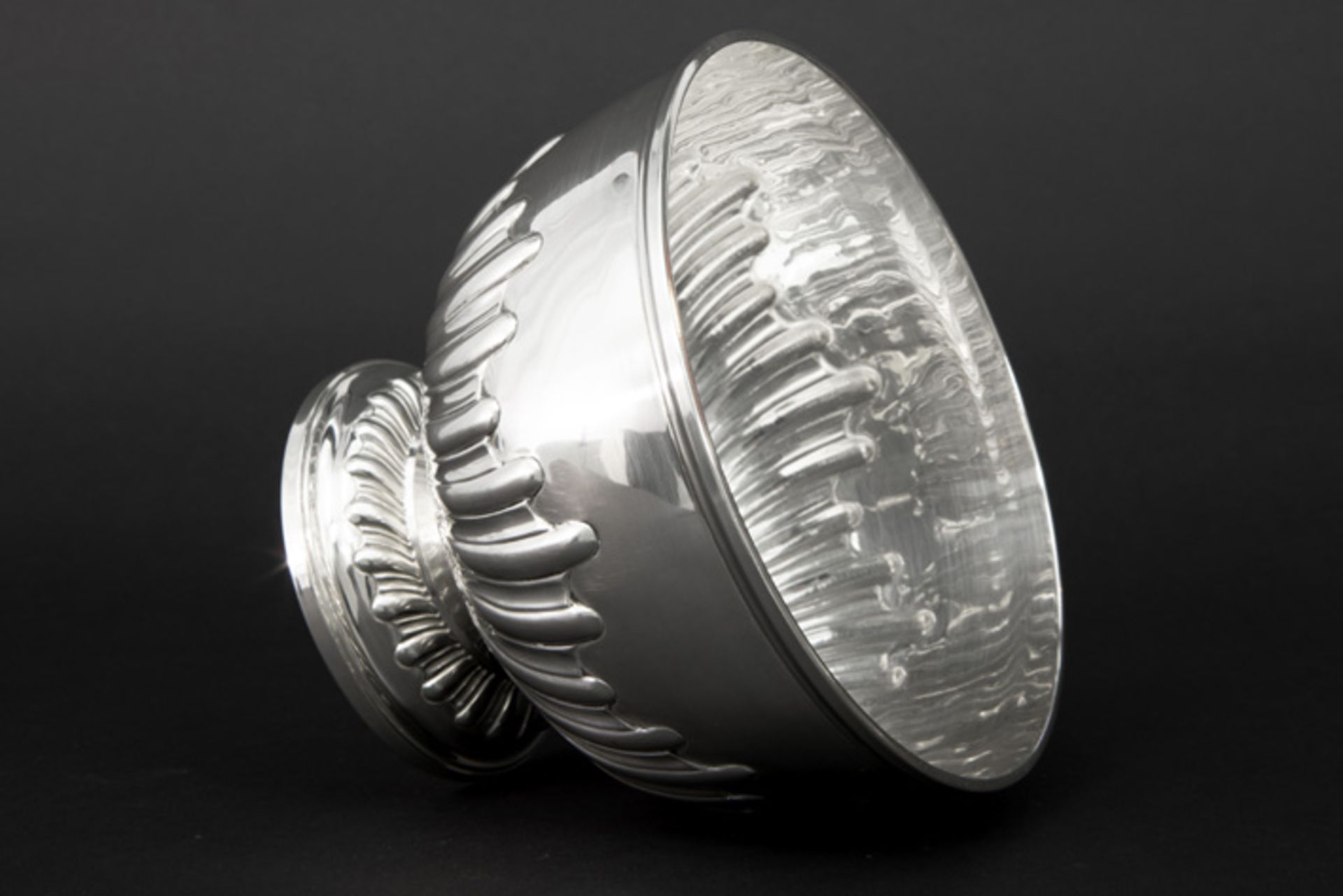 English "Elkington" bowl and basket in marked silver||Lot (2) massief zilver met een kleine - Image 7 of 8