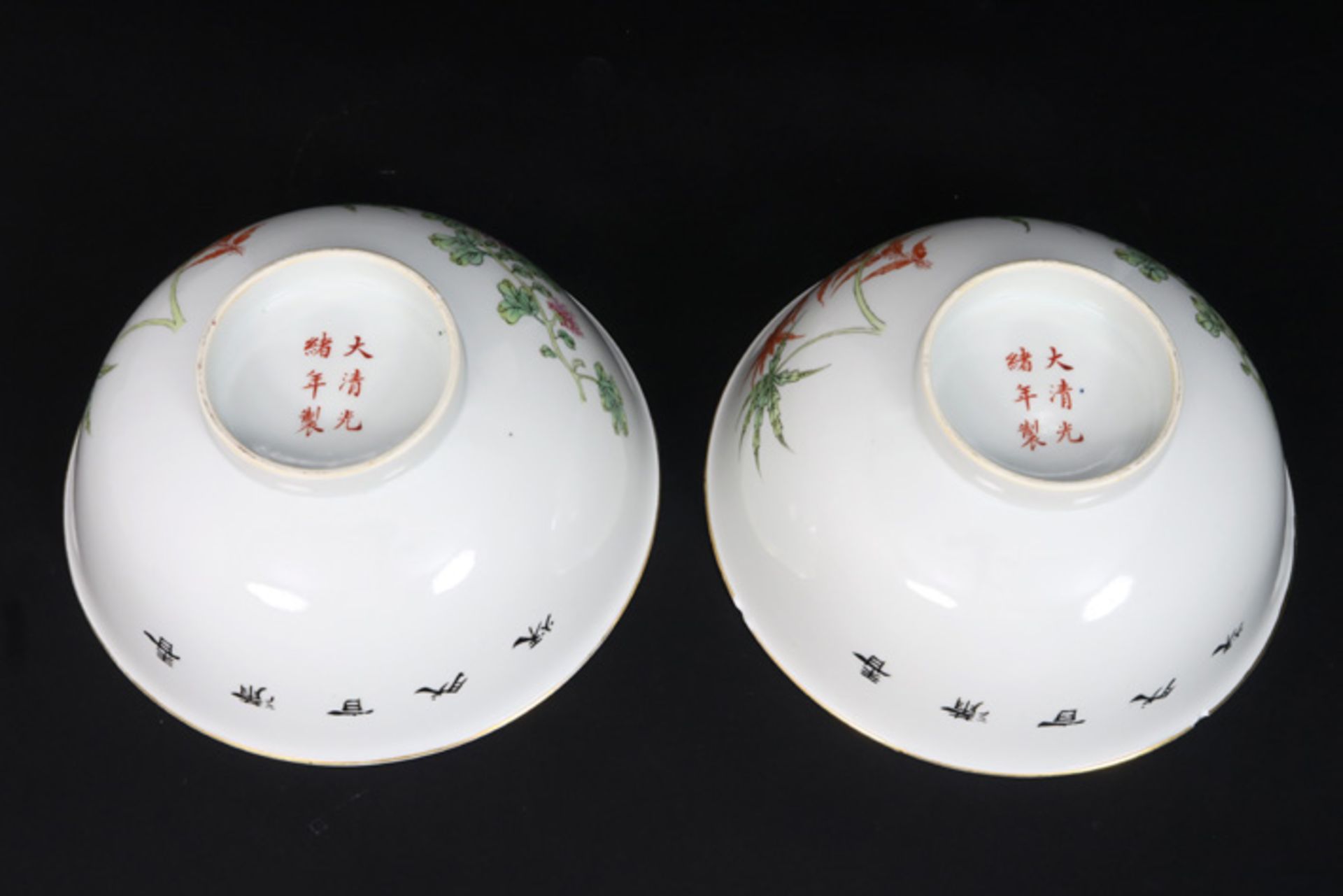 pair of antique Chinese bowls in marked porcelain with a polychrome flowers decor||Paar antieke - Image 3 of 3