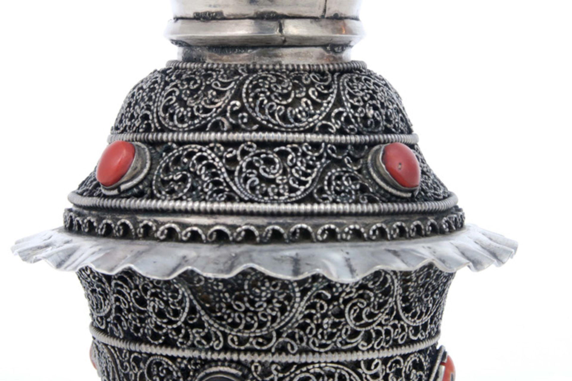 pair of antique Nepalese small vases in silver with coral - ca 1900 (or earlier)||Paar antieke - Image 2 of 5