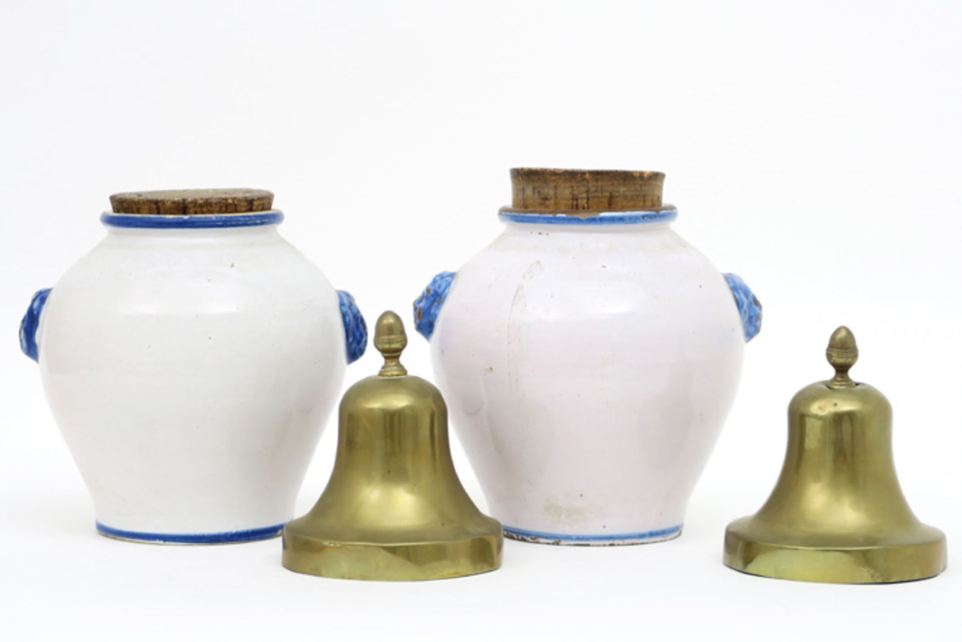 two antique ceramic tobacco jars each with a blue-white inscription||Lot van twee antieke tabakspott - Bild 3 aus 5
