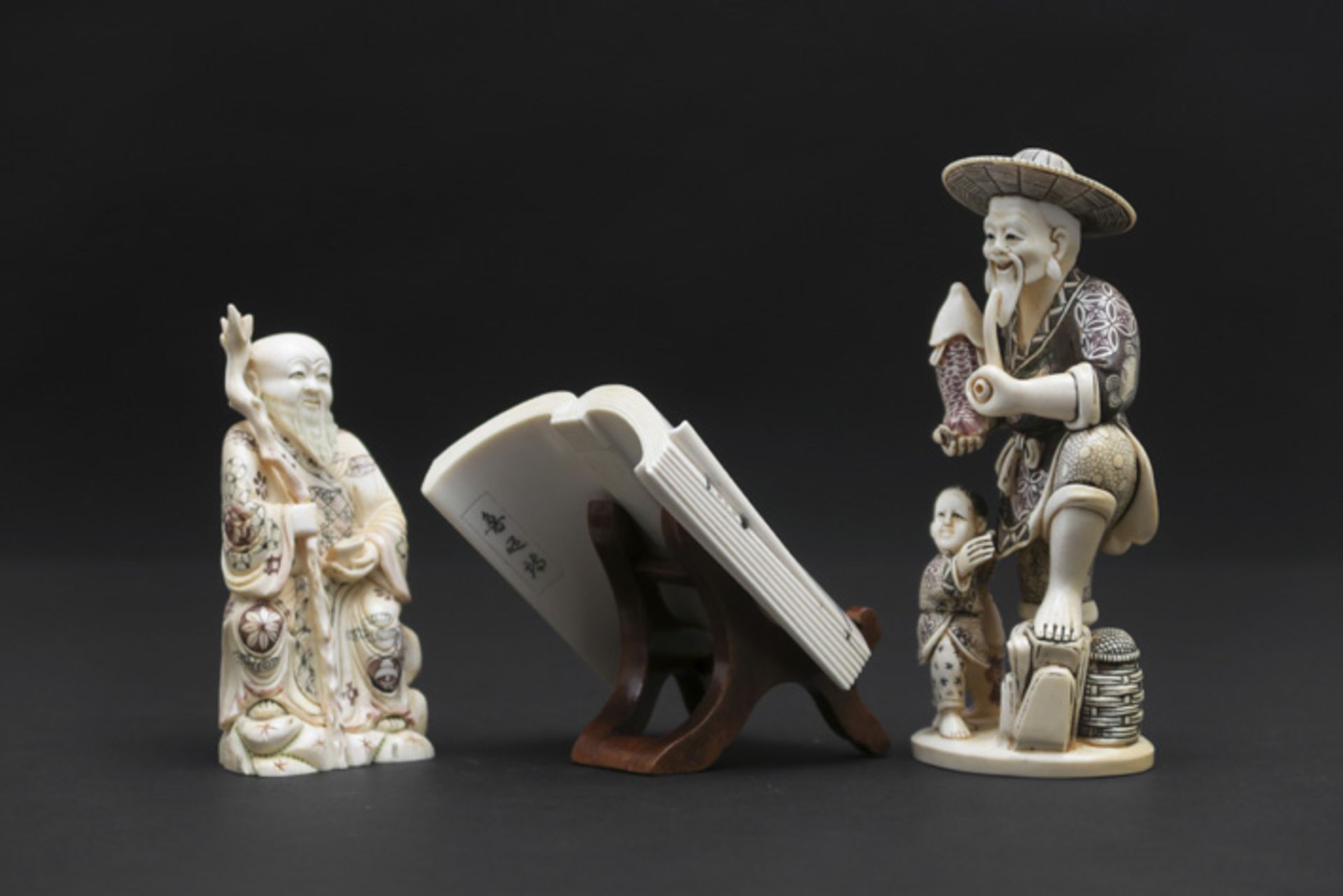 three Chinese ivory sculptures||Lot van drie Chinese sculpturen in ivoor - hoogtes : 8,5 tot 15 cm - - Image 2 of 5