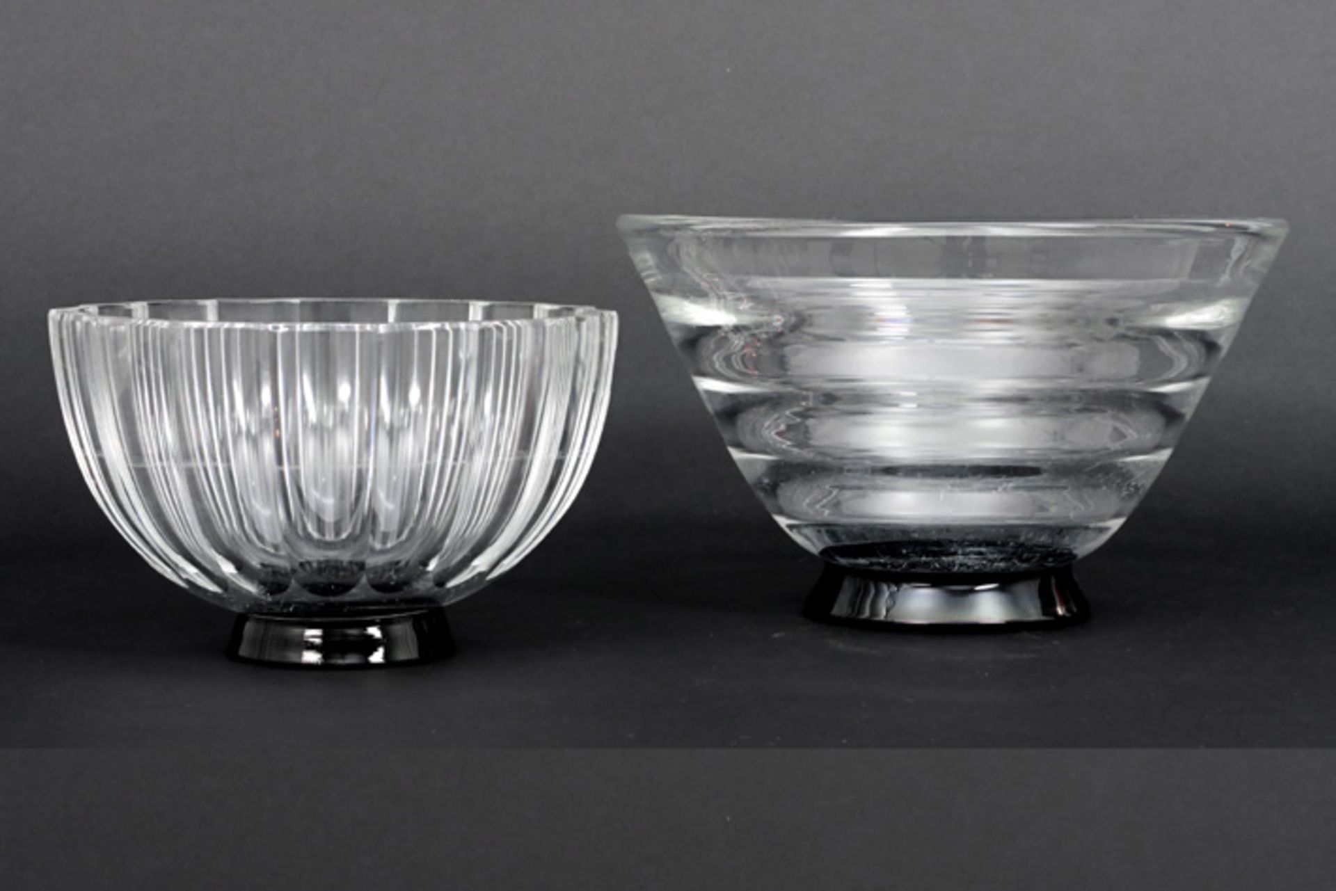 2 marked "Orrefors" Art Deco-bowls in crystal, each on a base in black glass||ORREFORS twee Art - Image 2 of 4