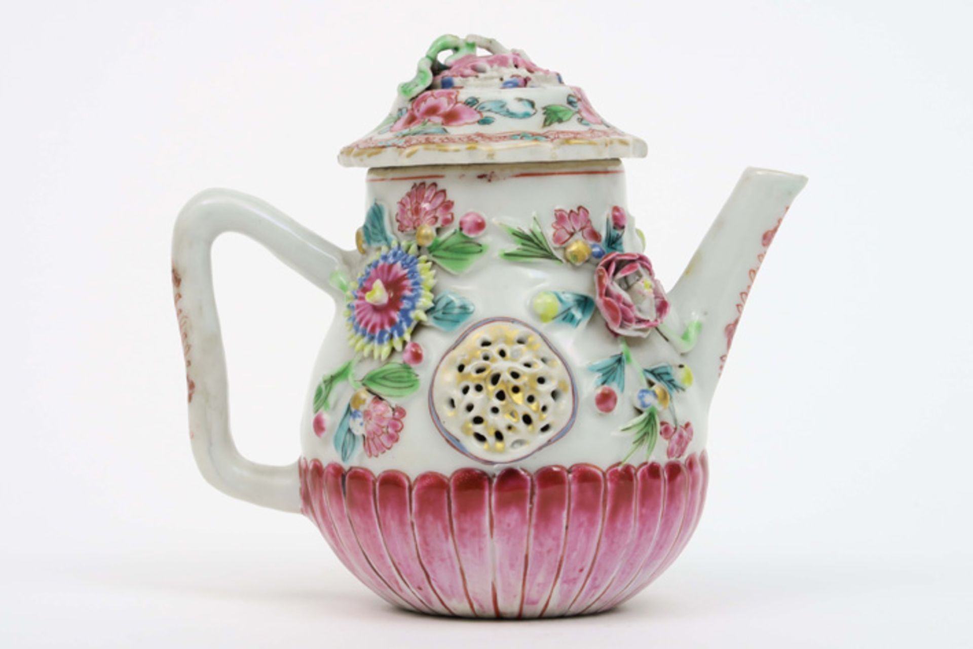 18th Cent. Chinese tea pot in porcelain with 'Famille Rose' flower decor partially in relief||Achtti - Bild 2 aus 4