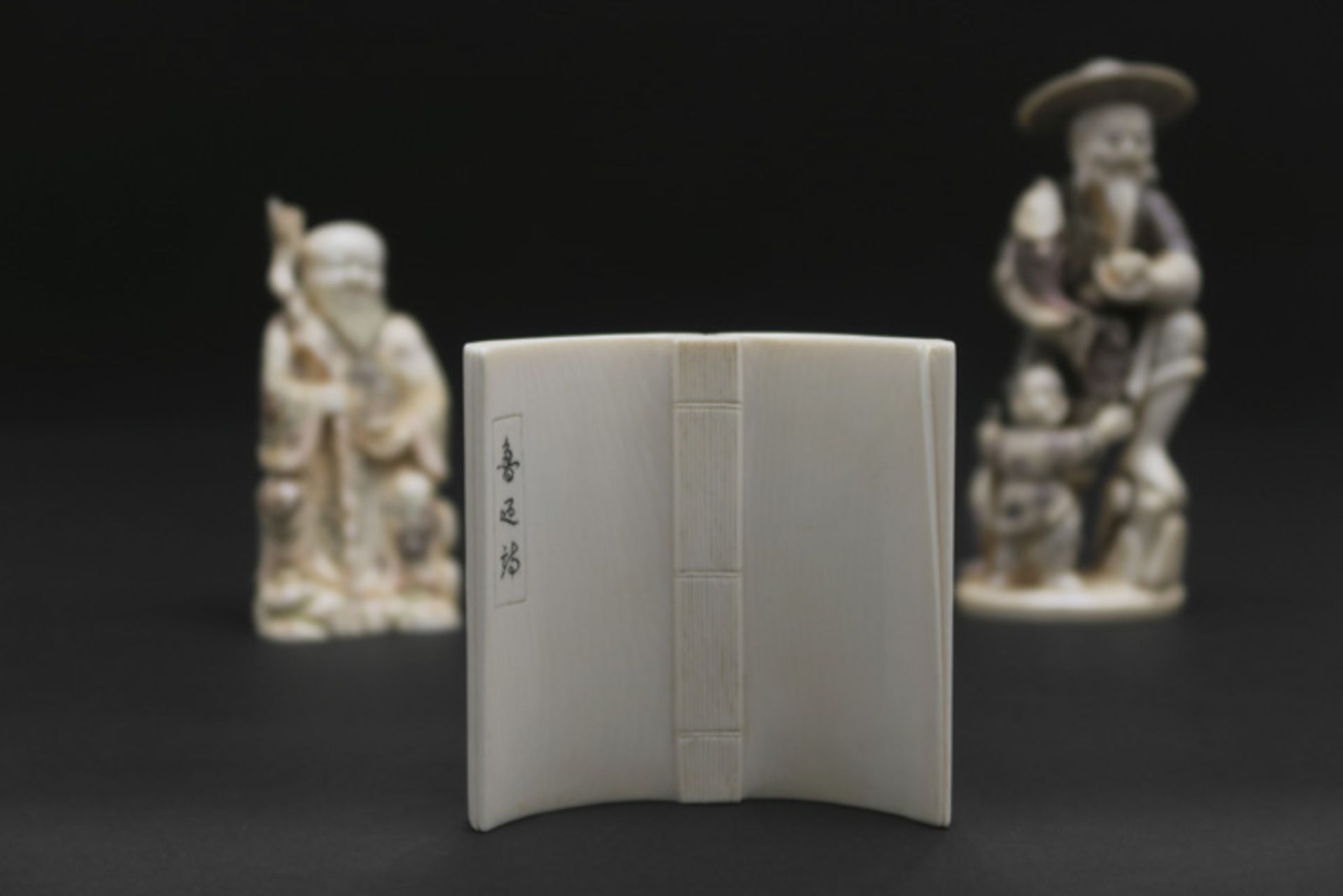 three Chinese ivory sculptures||Lot van drie Chinese sculpturen in ivoor - hoogtes : 8,5 tot 15 cm - - Image 4 of 5