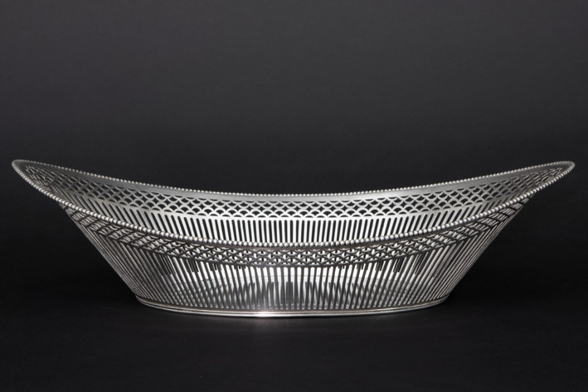 20th. Cent. Dutch oval bread basket in marked silver and dated 1915||Nederlandse ovale broodmand met - Bild 2 aus 3